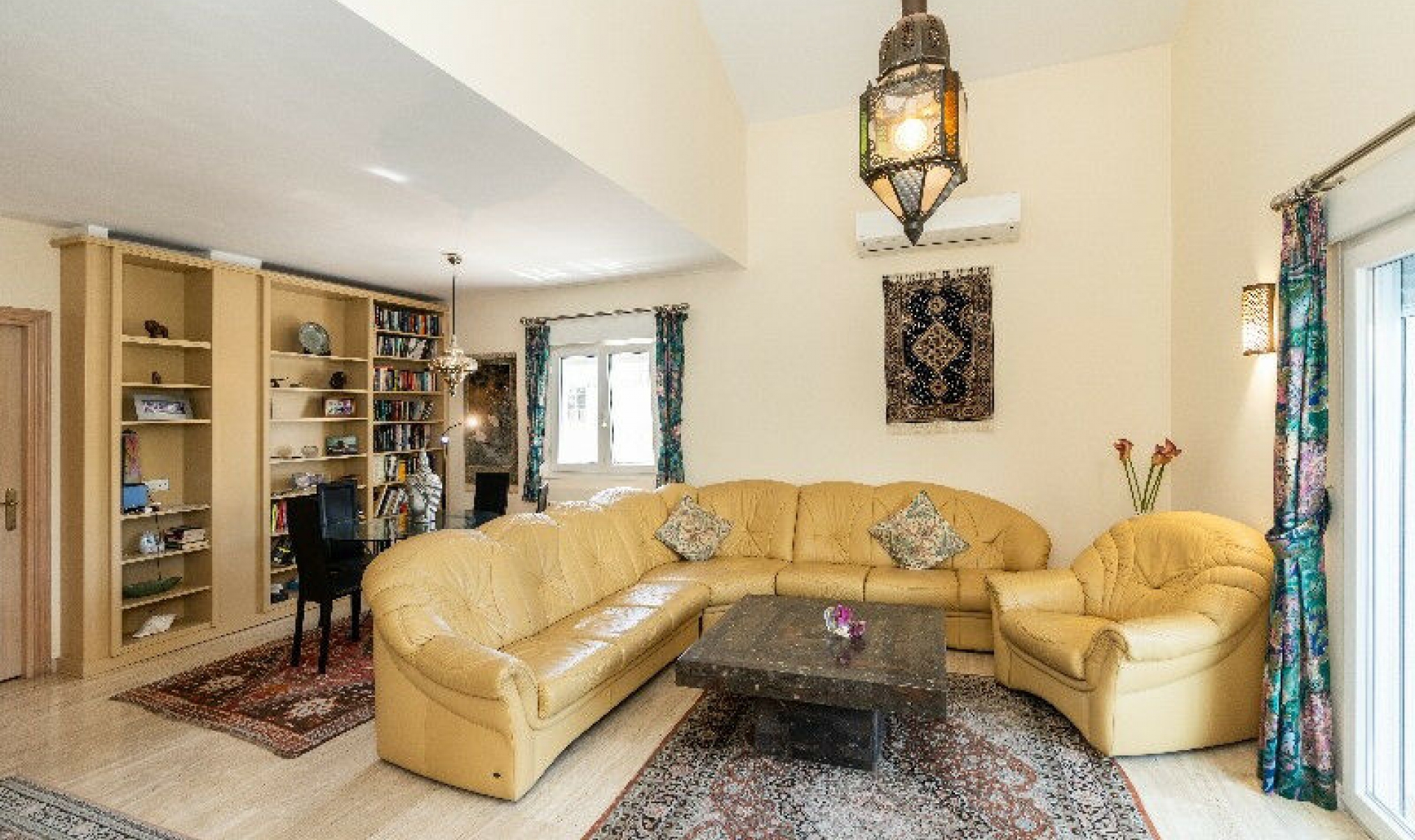 Resale - House -
Marbesa