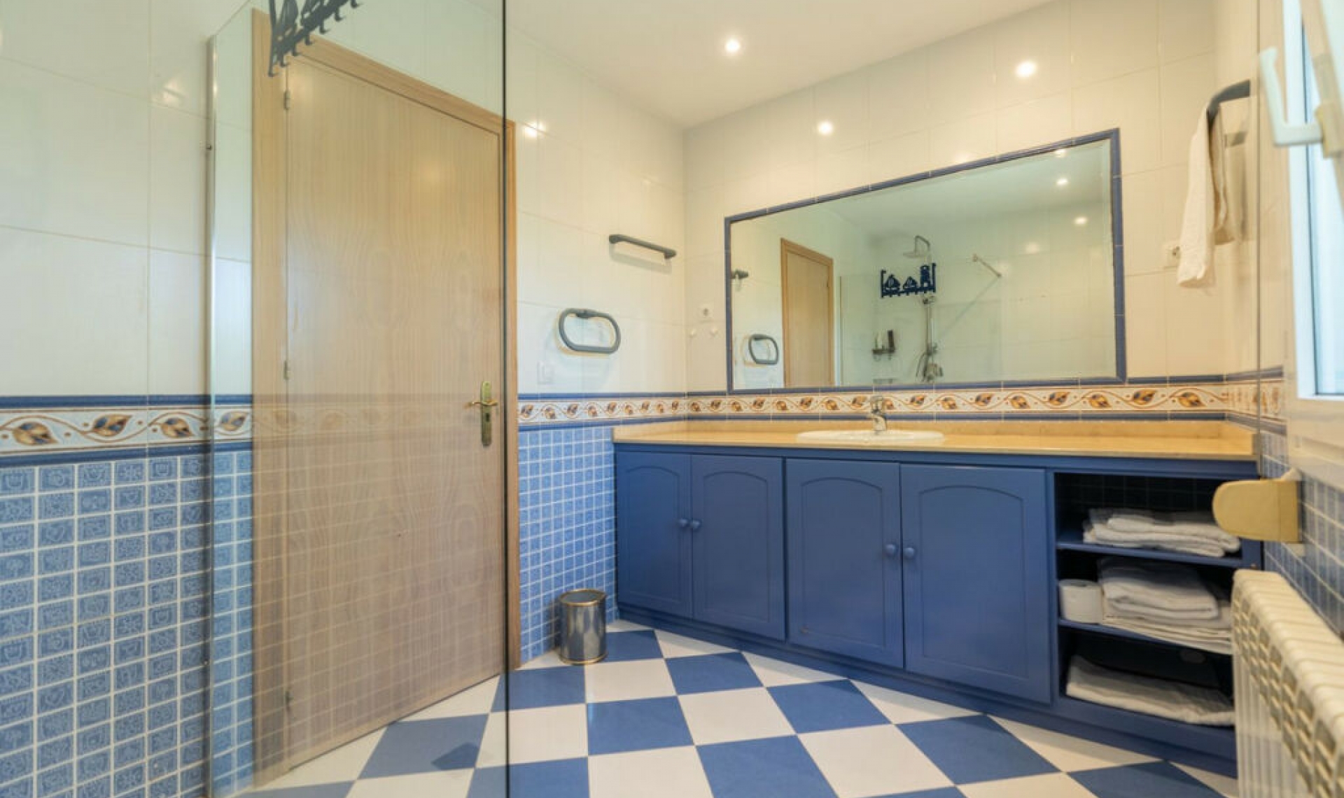 Resale - House -
Marbesa