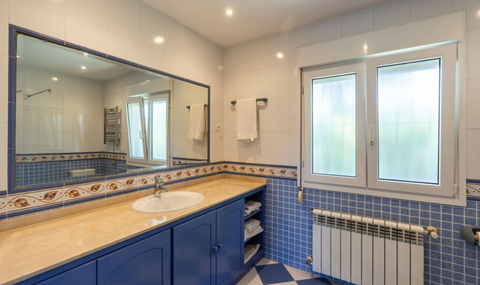 Resale - House -
Marbesa