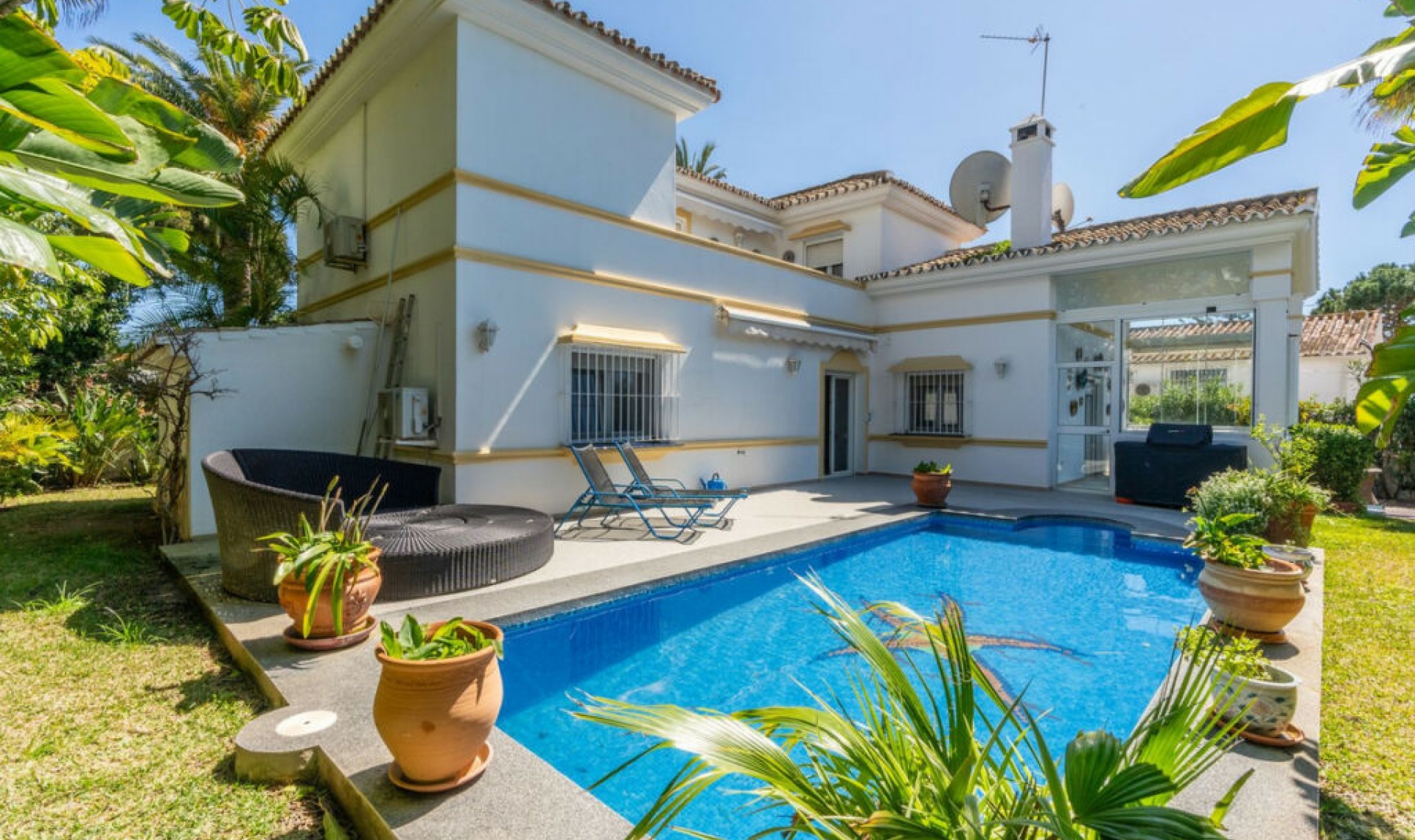 Resale - House -
Marbesa