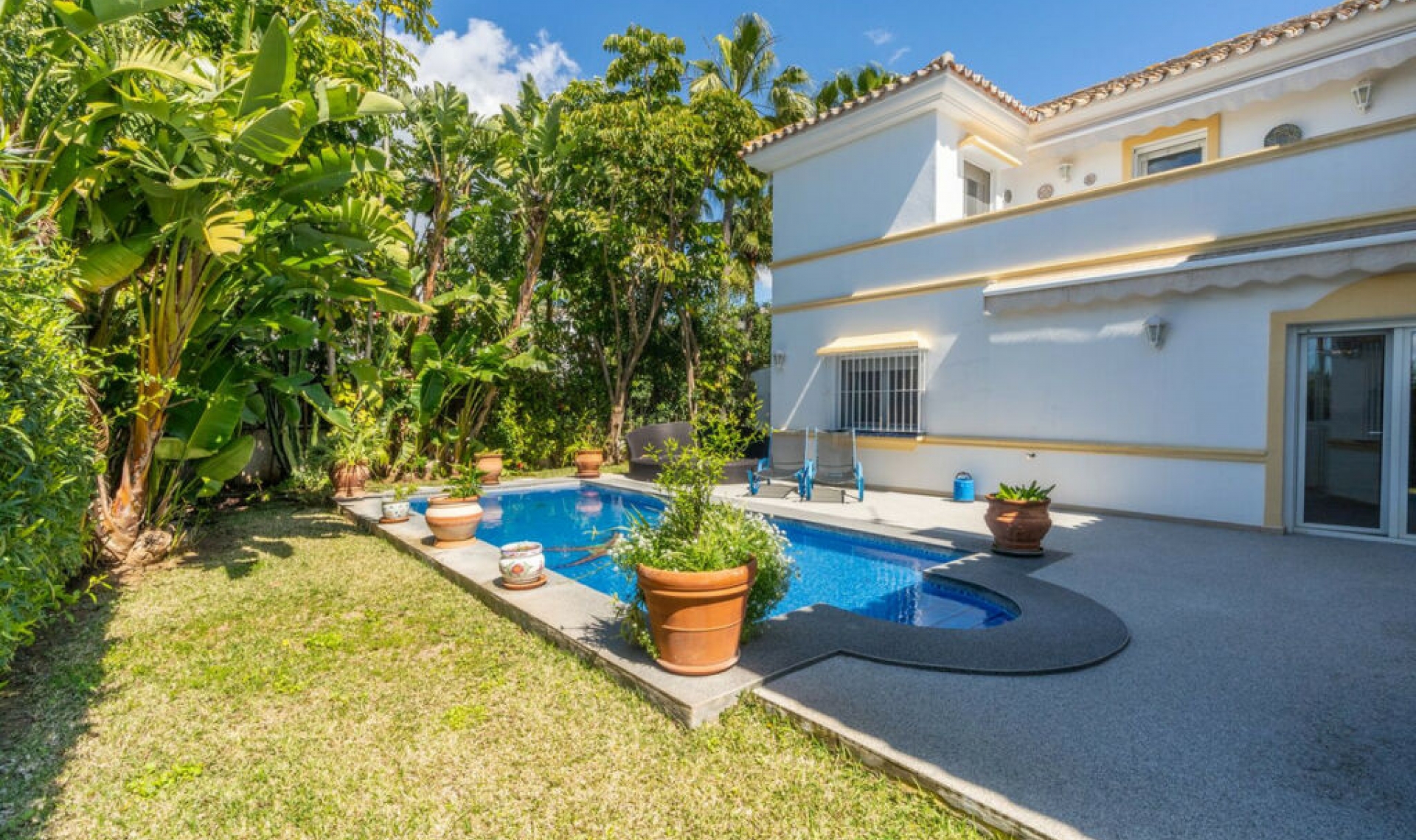 Resale - House -
Marbesa