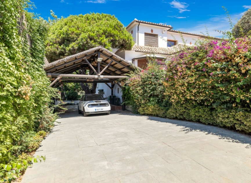 Resale - House -
Marbesa