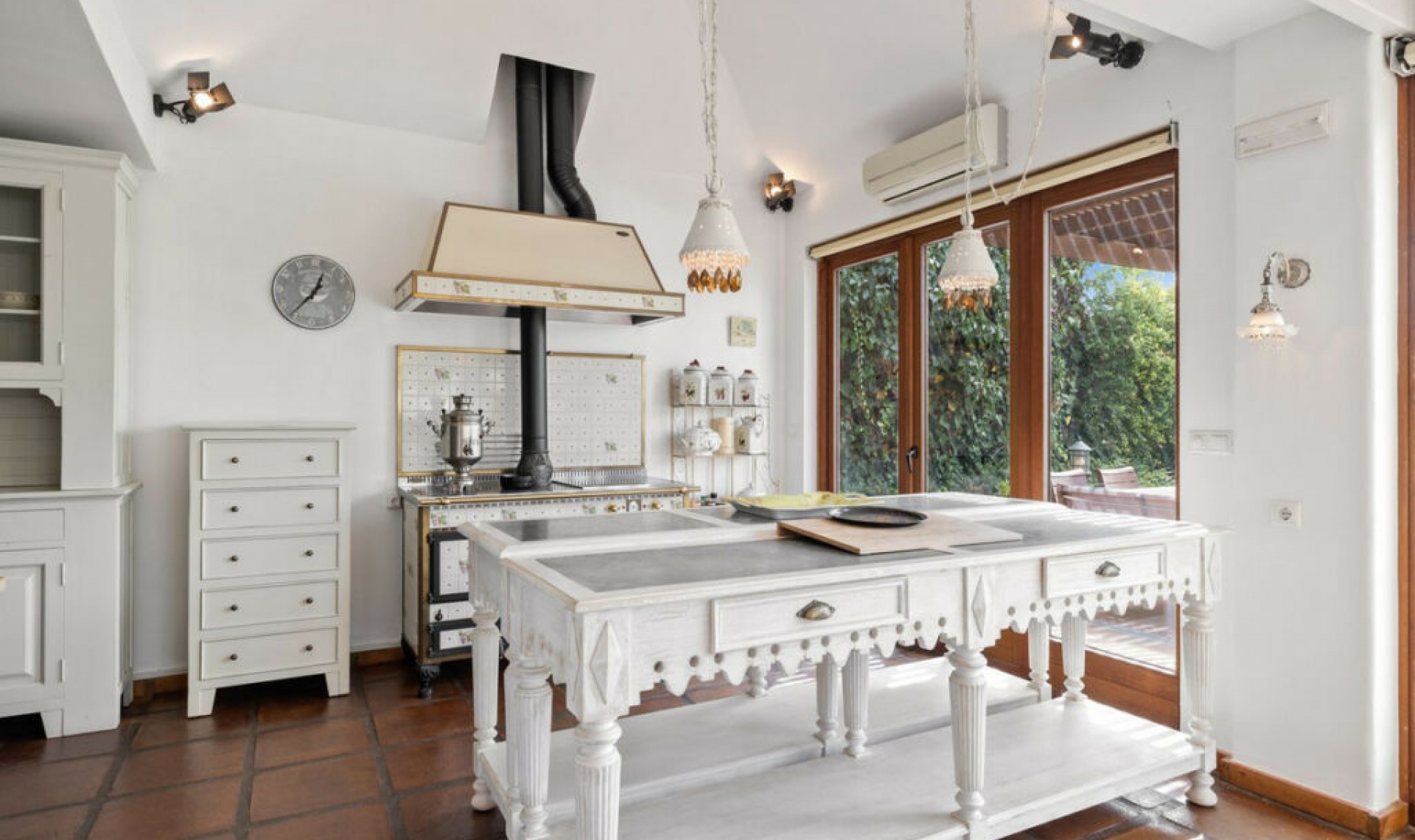 Resale - House -
Marbesa