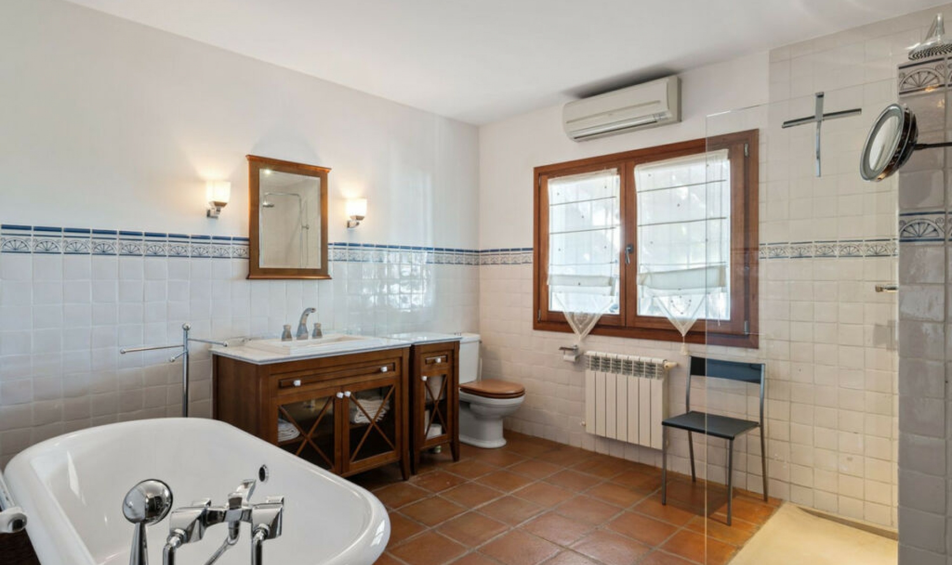 Resale - House -
Marbesa