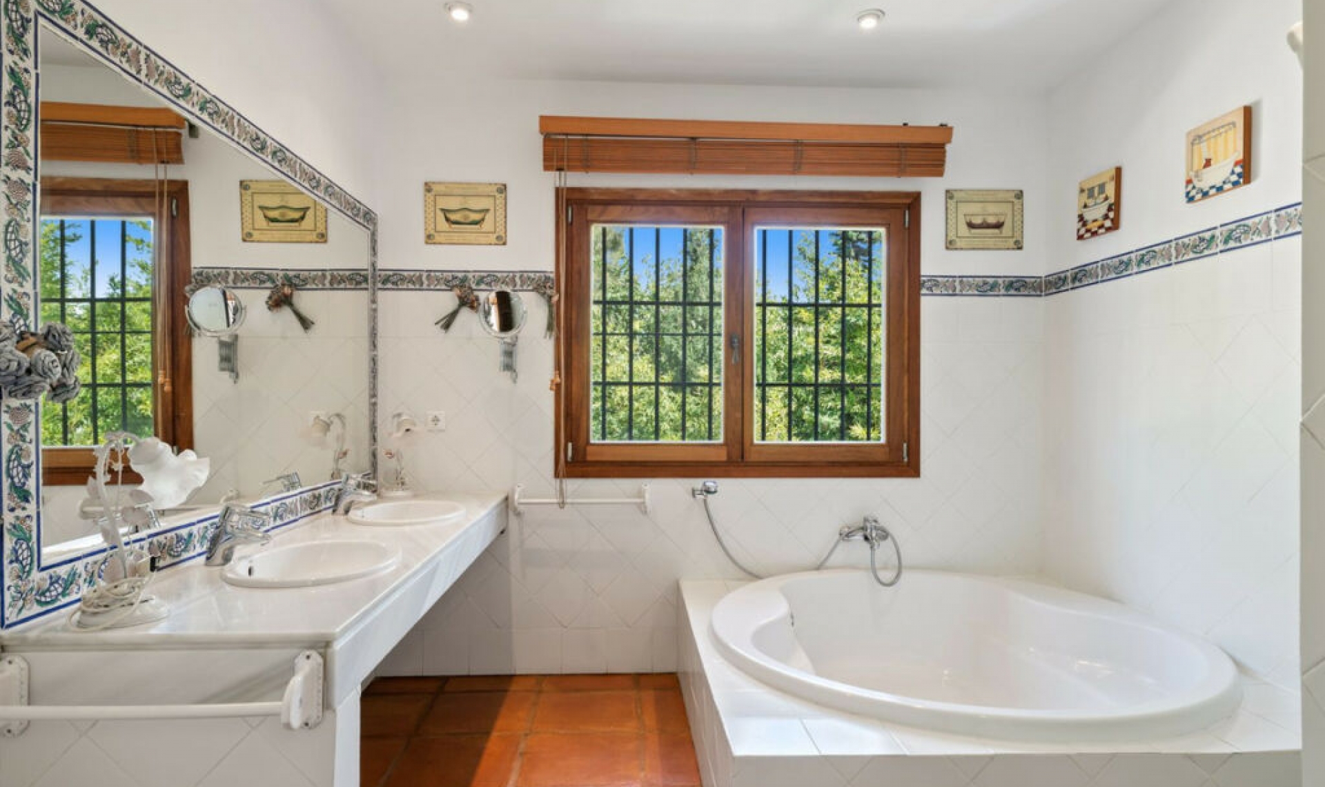 Resale - House -
Marbesa