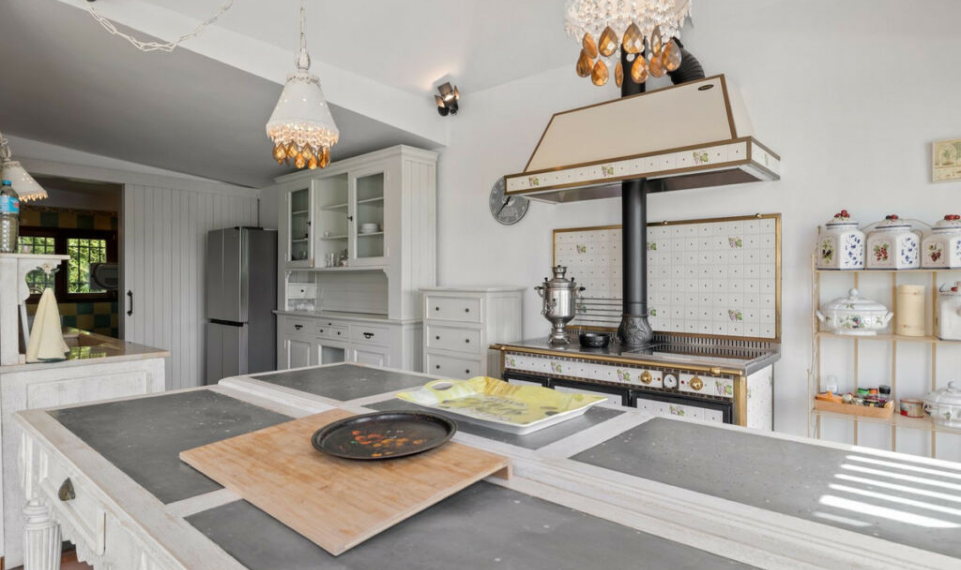 Resale - House -
Marbesa