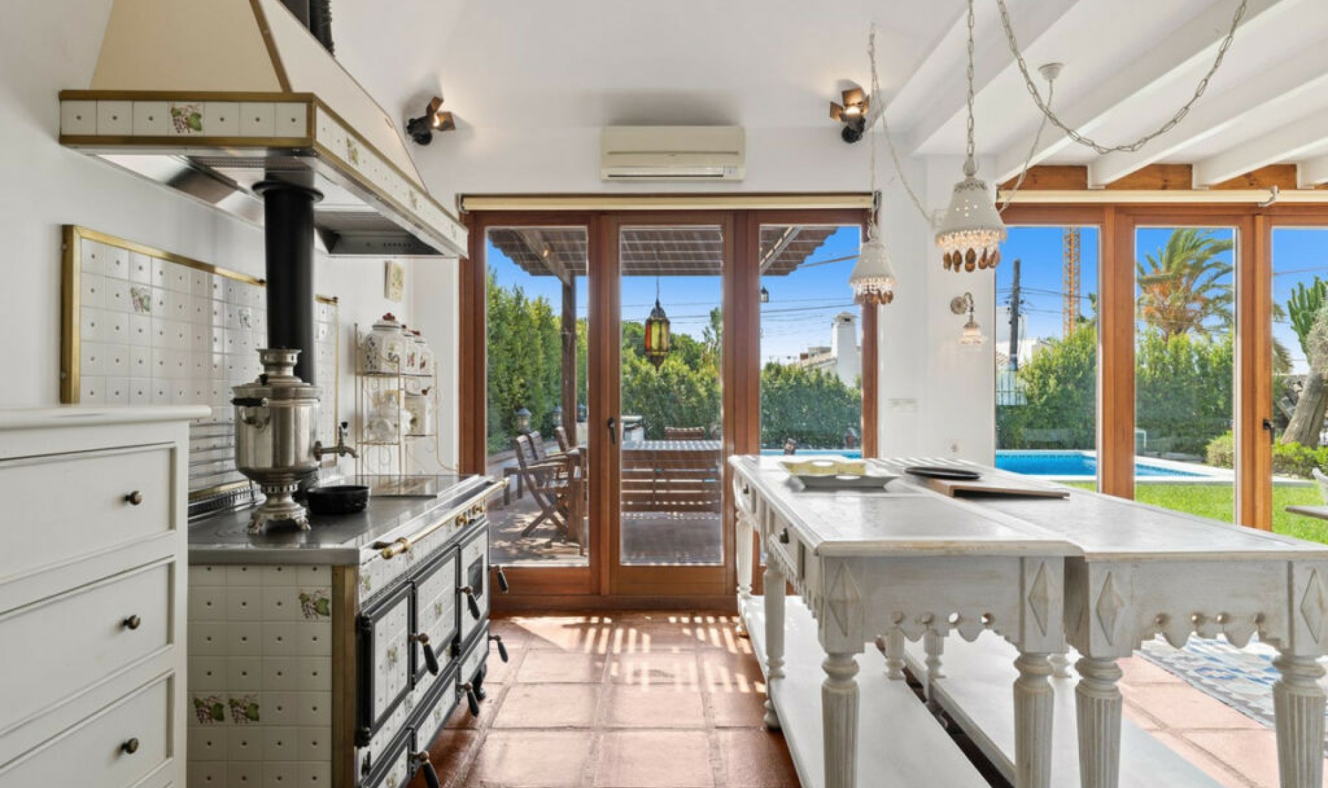 Resale - House -
Marbesa