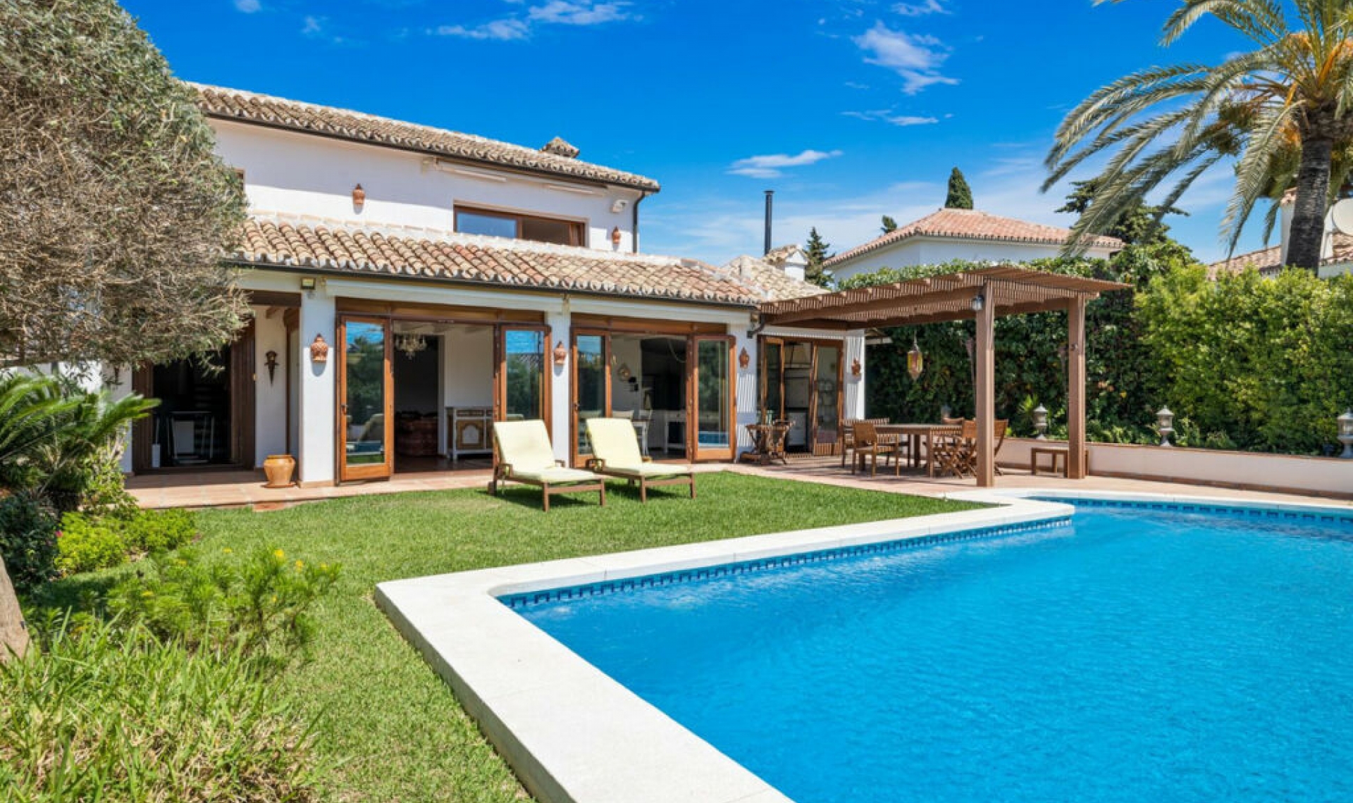 Resale - House -
Marbesa