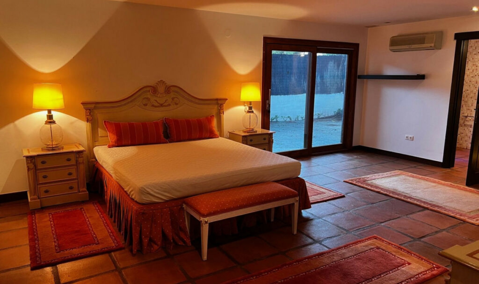 Resale - House -
Marbesa