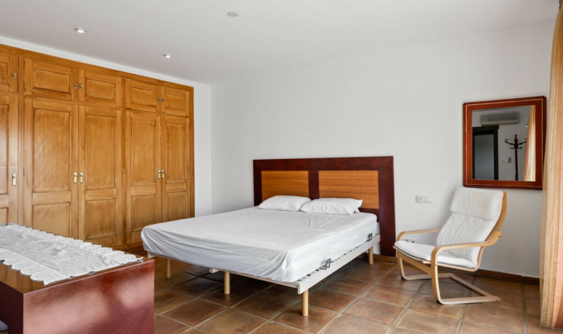 Resale - House -
Marbesa