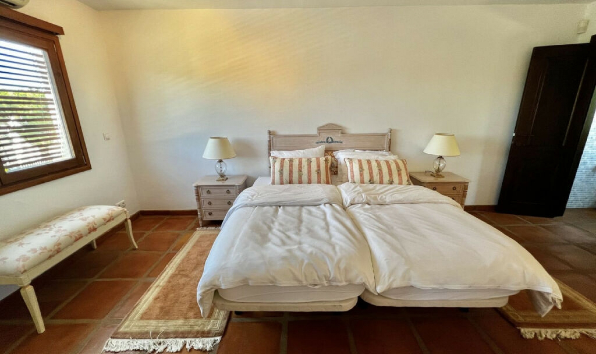 Resale - House -
Marbesa