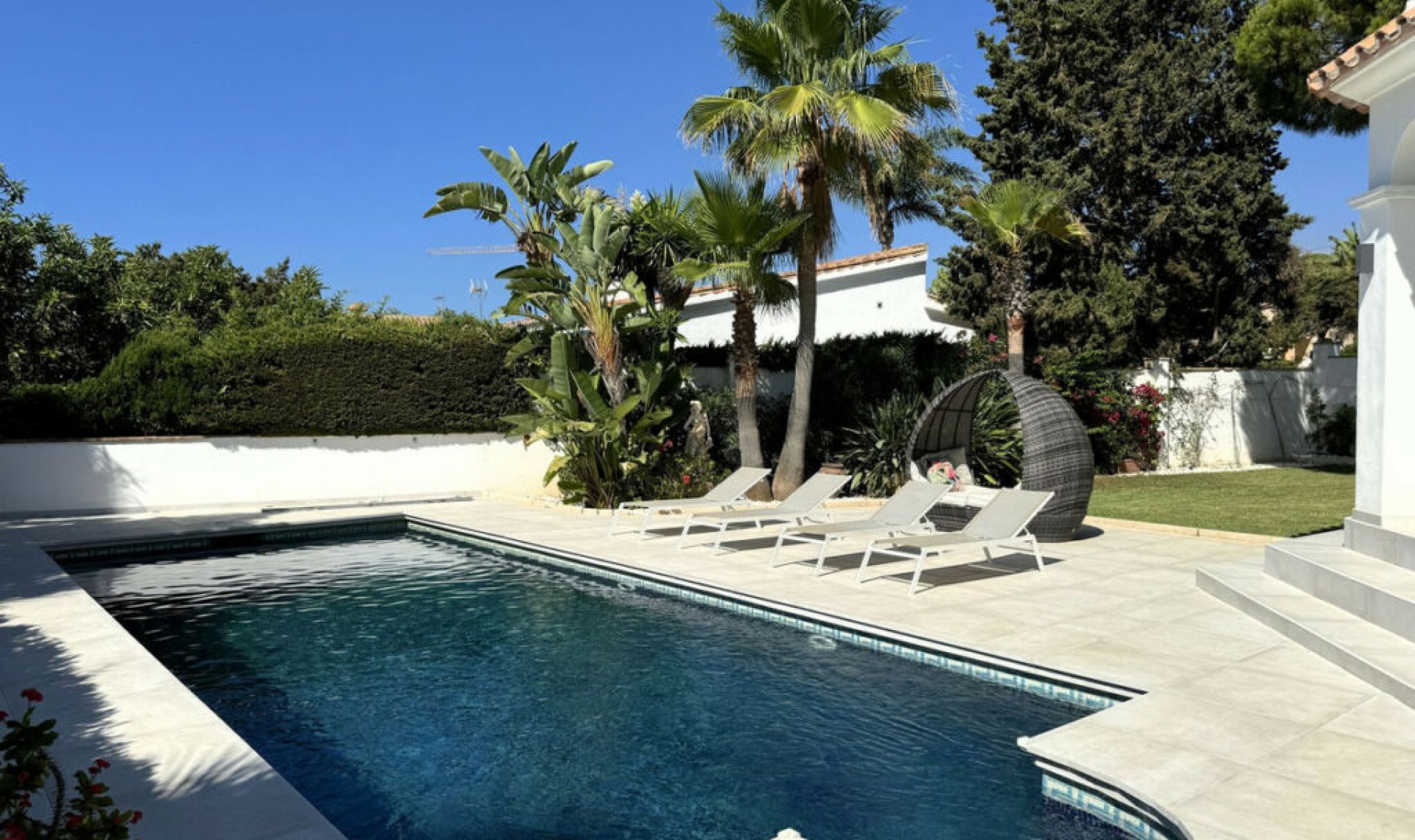 Resale - House -
Marbesa