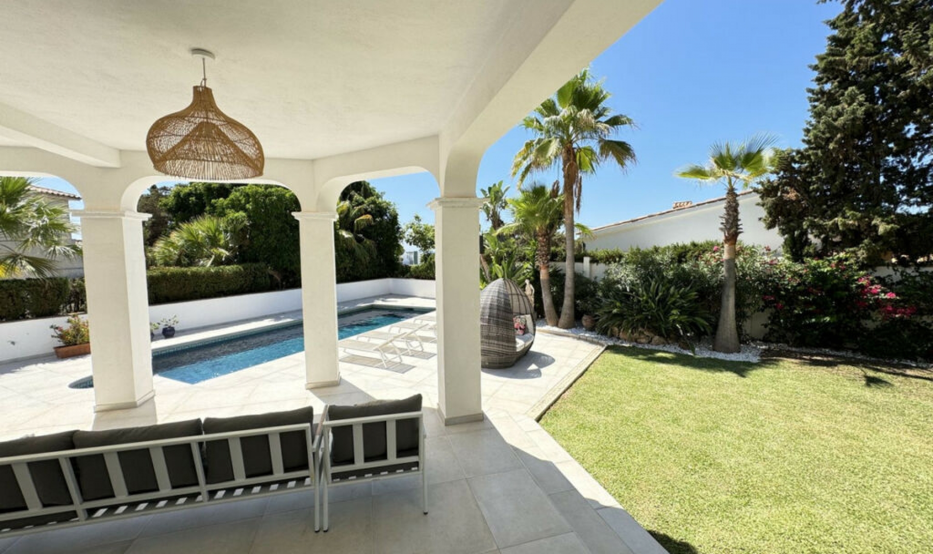 Resale - House -
Marbesa