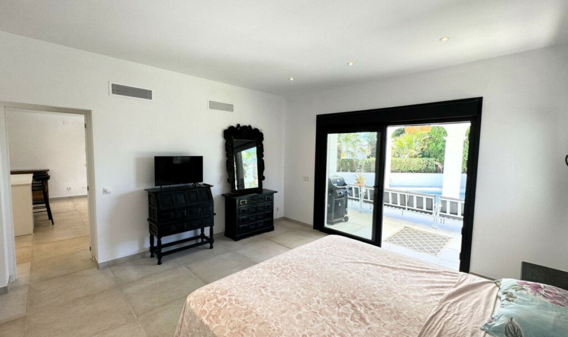 Resale - House -
Marbesa