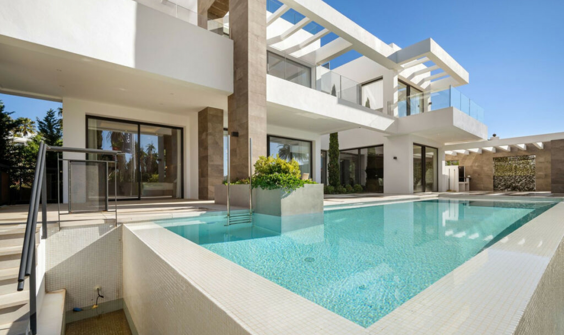 Resale - House -
Marbesa