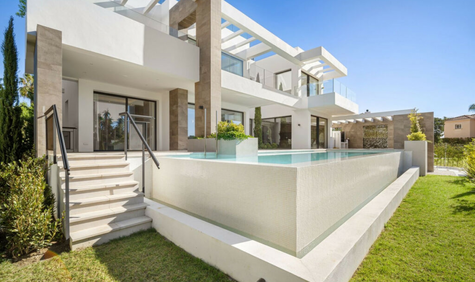 Resale - House -
Marbesa