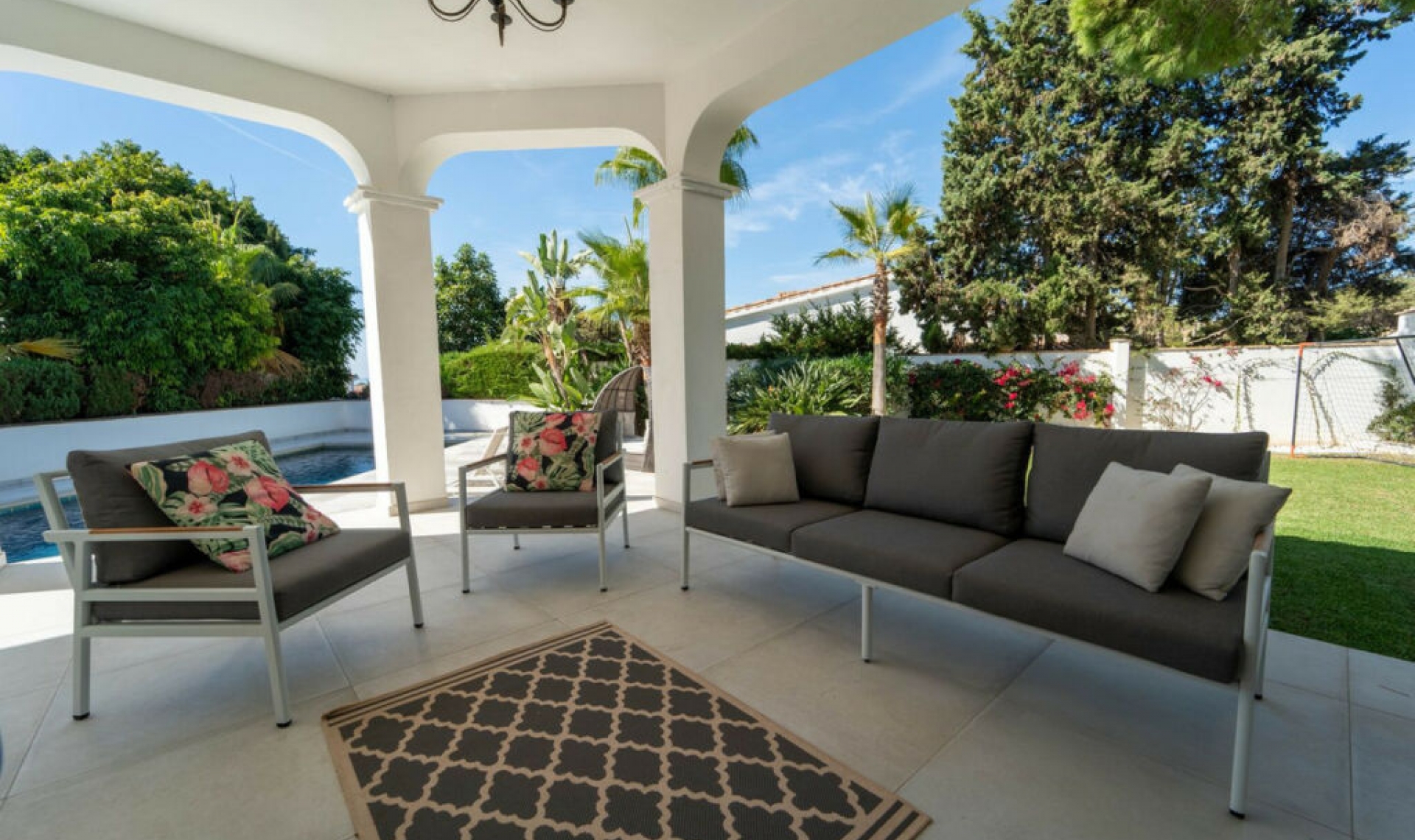 Resale - House -
Marbesa