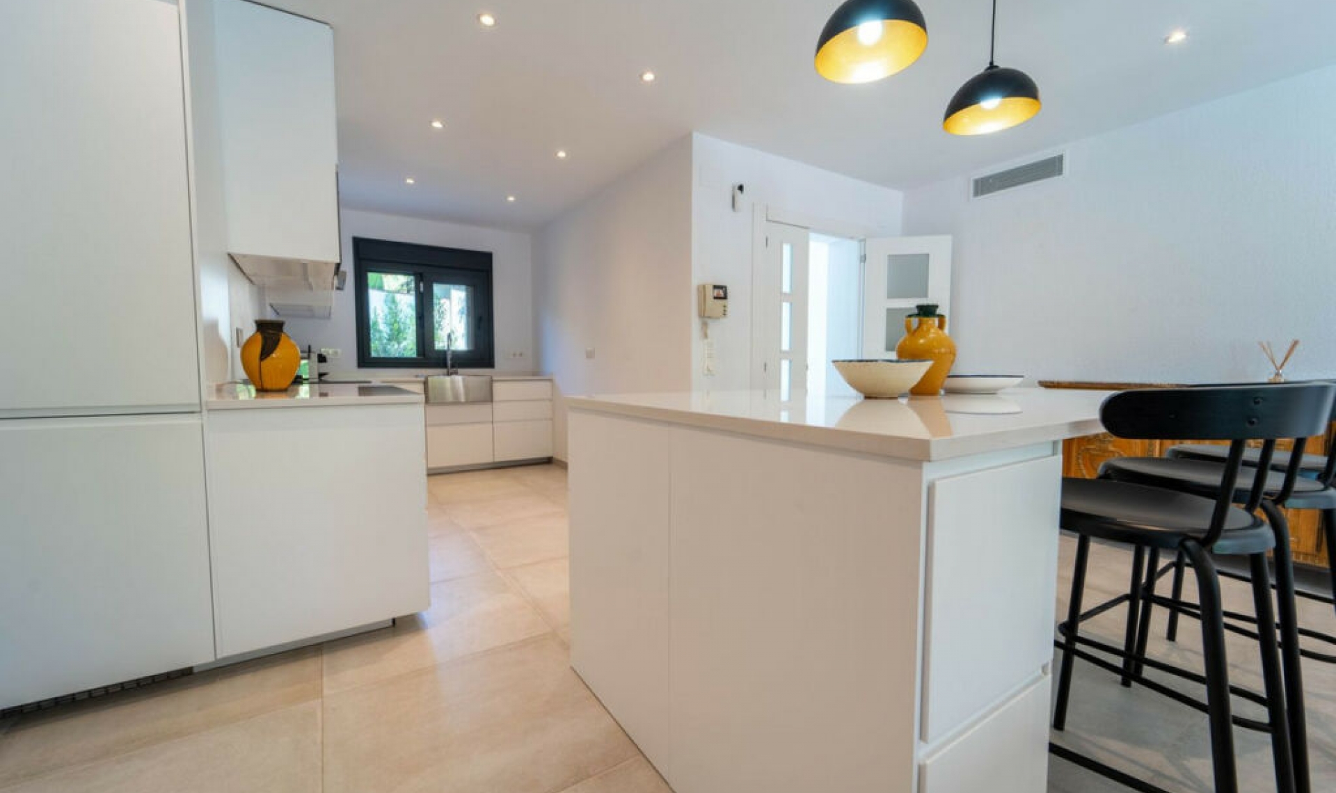 Resale - House -
Marbesa