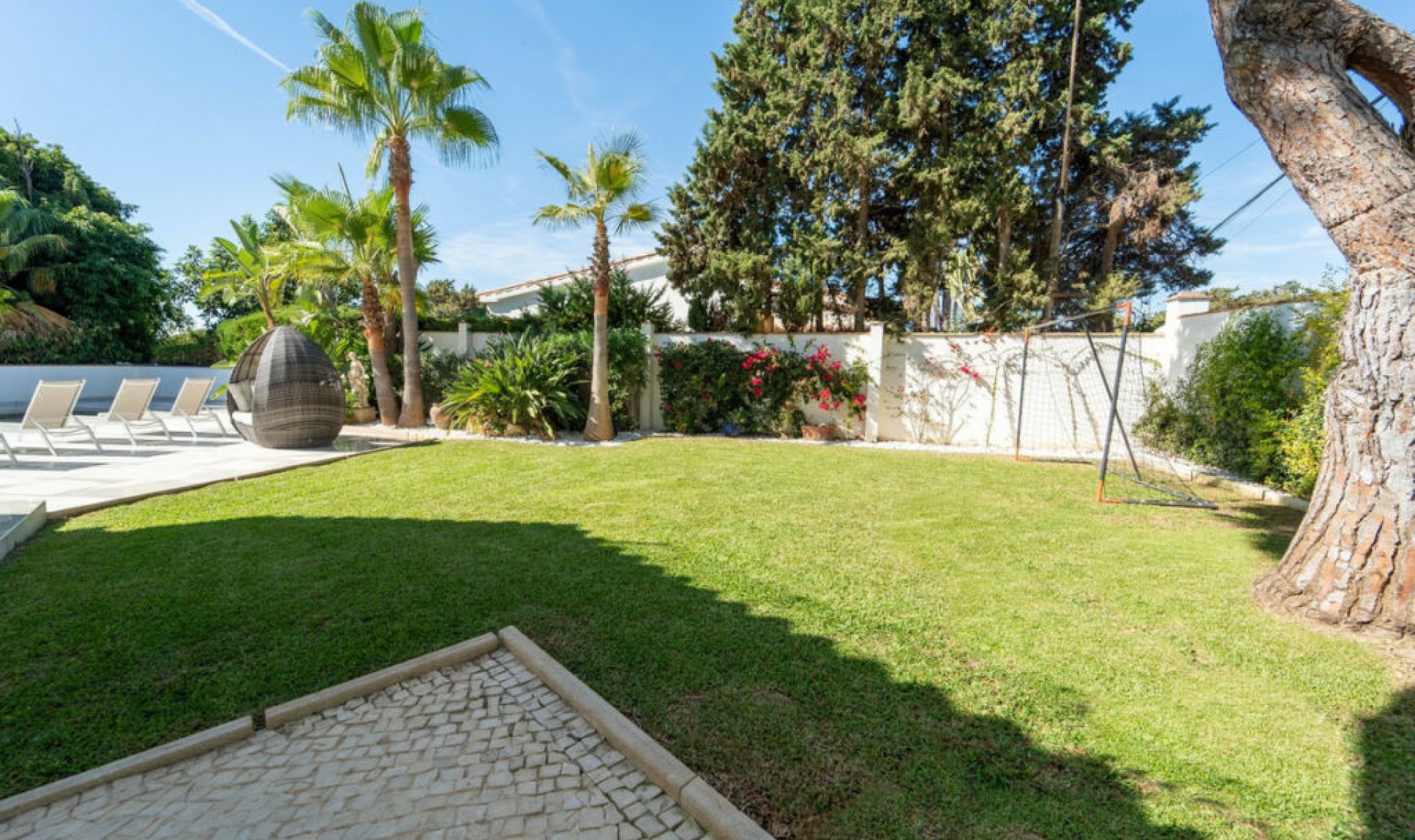 Resale - House -
Marbesa