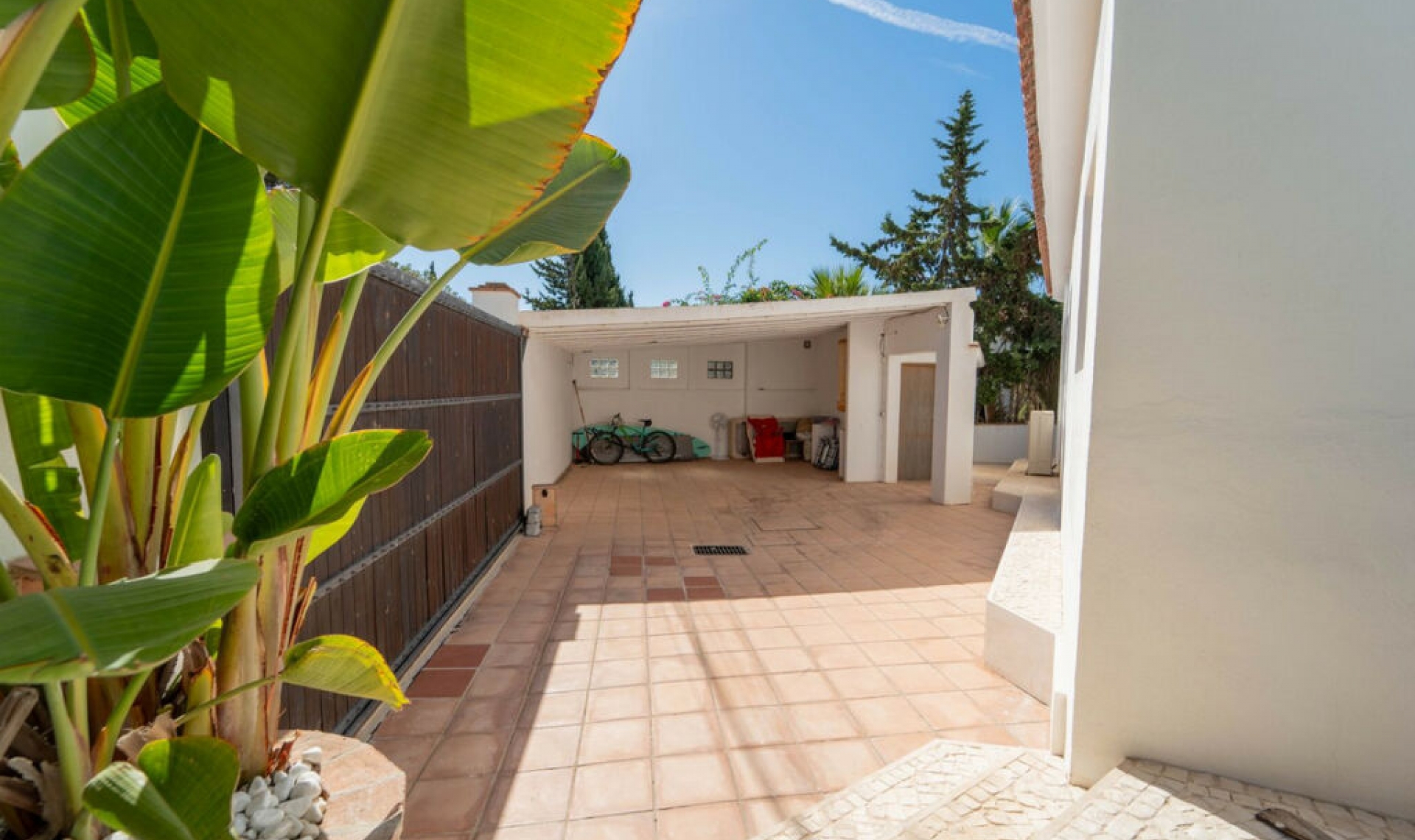 Resale - House -
Marbesa