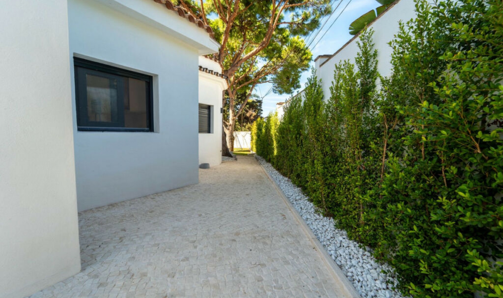 Resale - House -
Marbesa