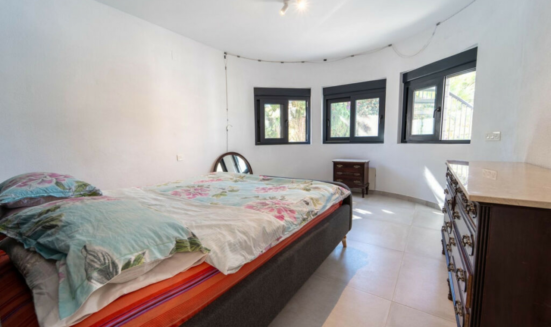 Resale - House -
Marbesa