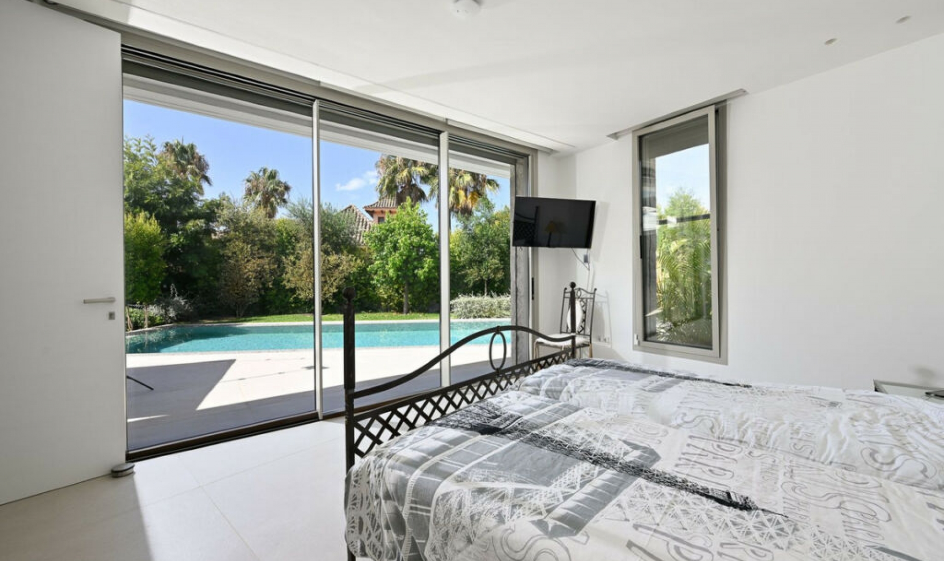 Resale - House -
Marbesa