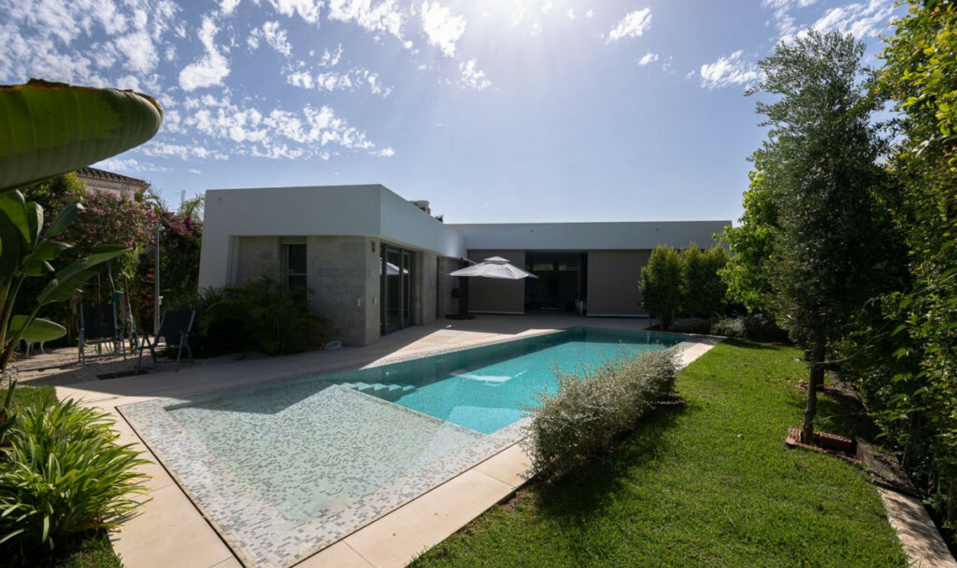 Resale - House -
Marbesa