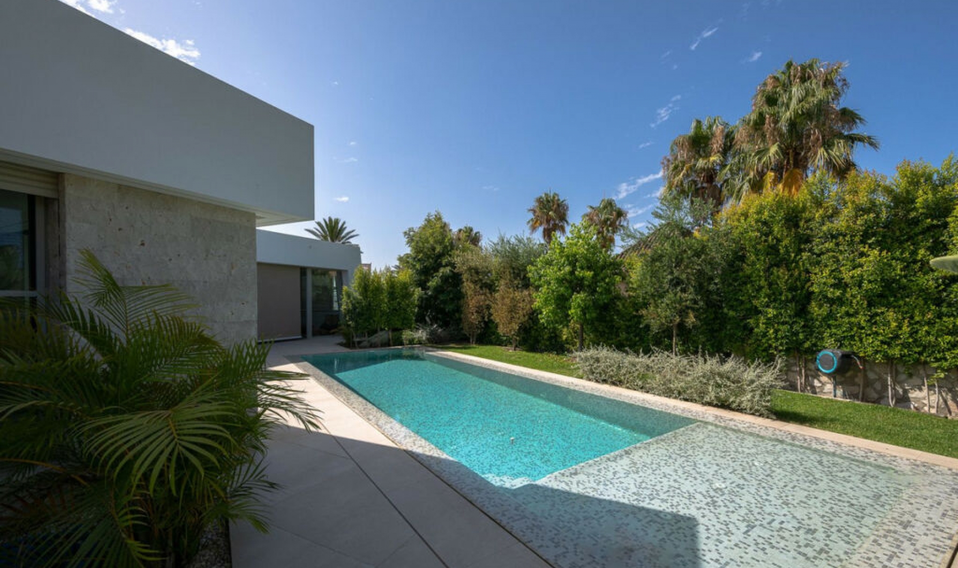 Resale - House -
Marbesa