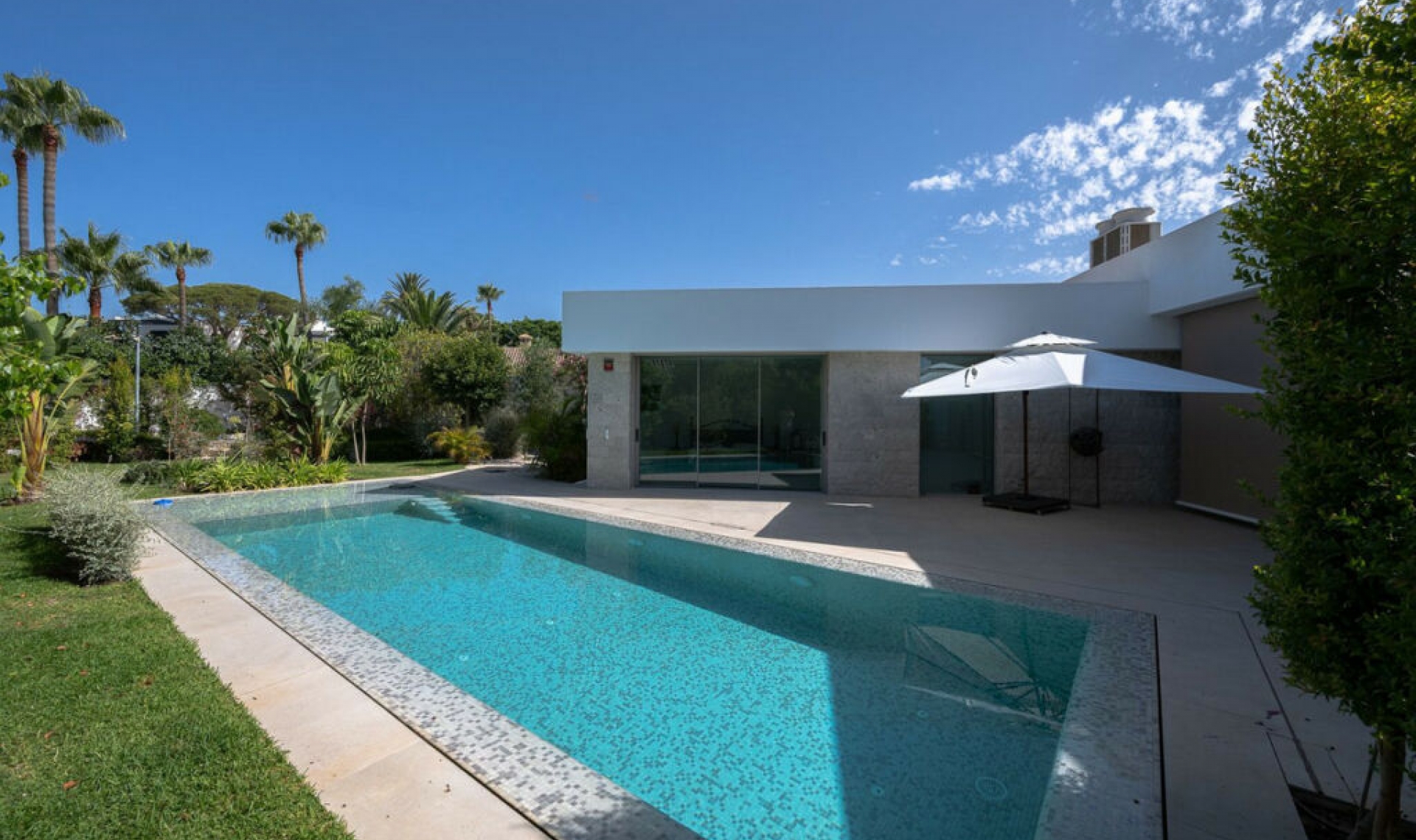 Resale - House -
Marbesa