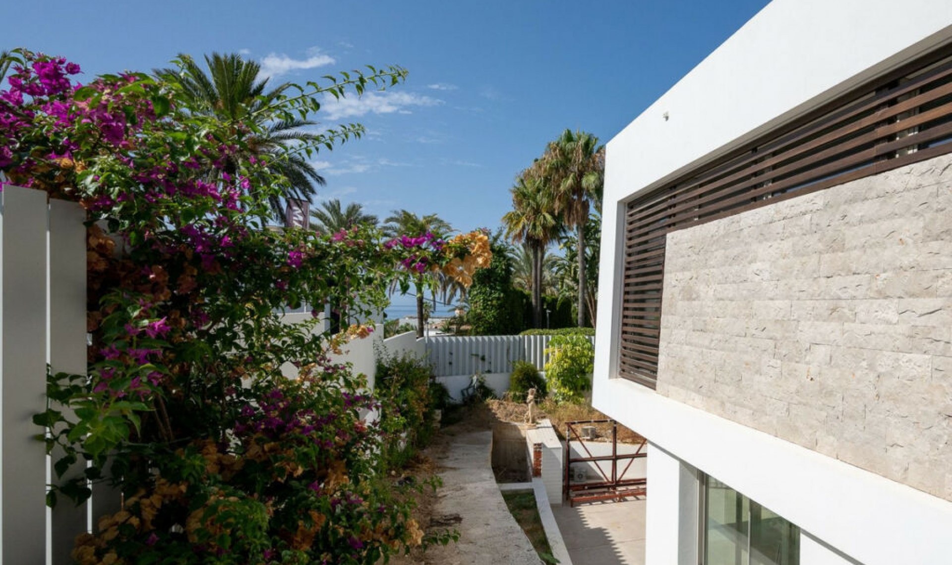 Resale - House -
Marbesa