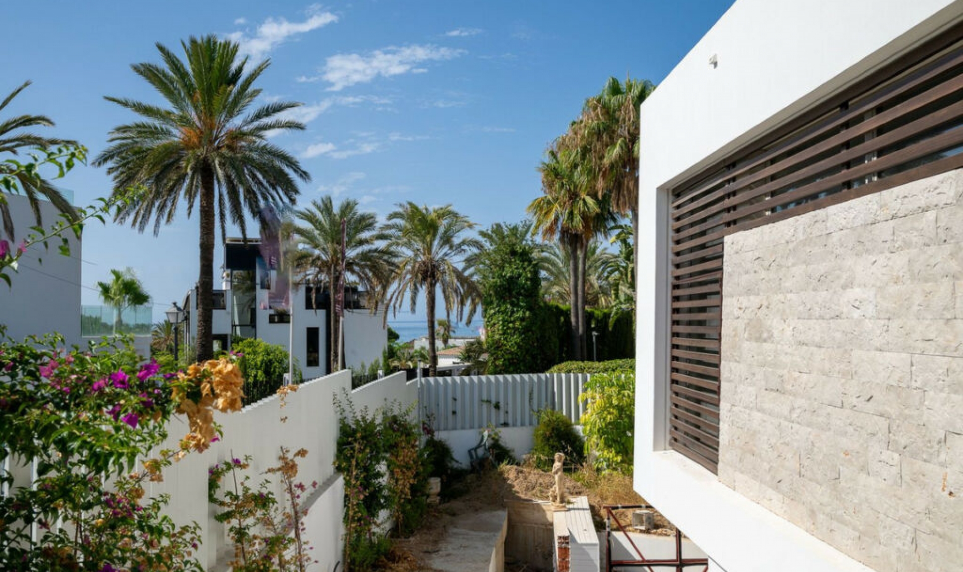 Resale - House -
Marbesa