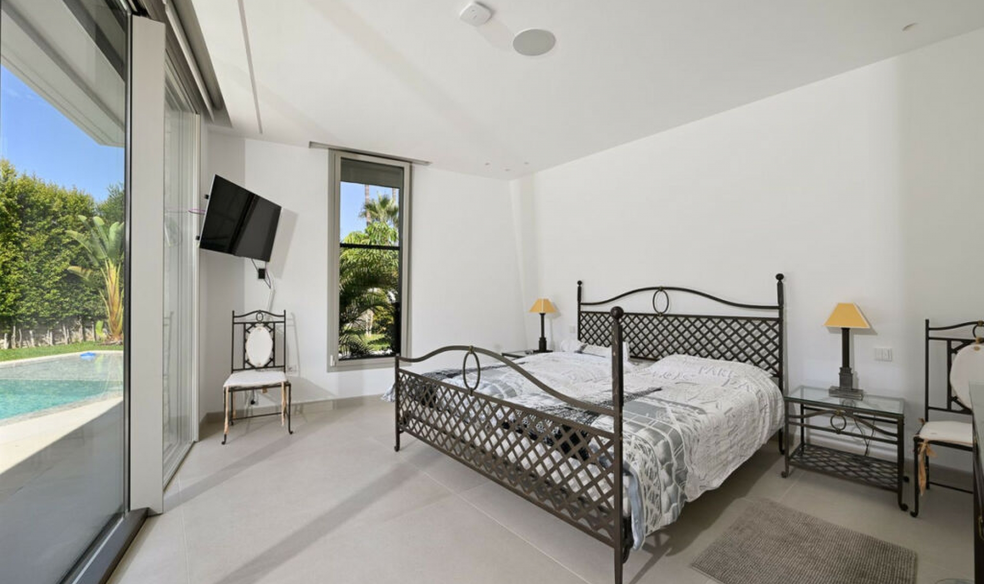 Resale - House -
Marbesa