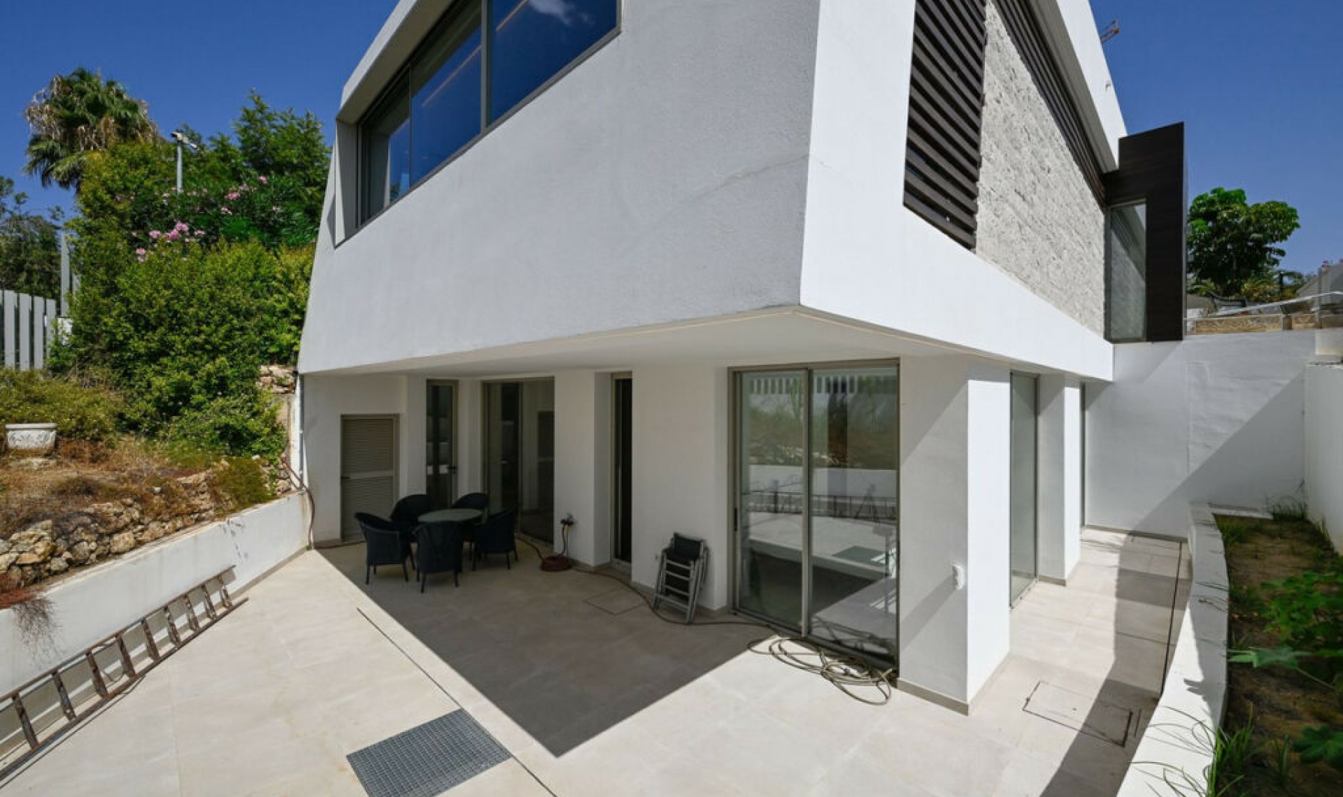 Resale - House -
Marbesa