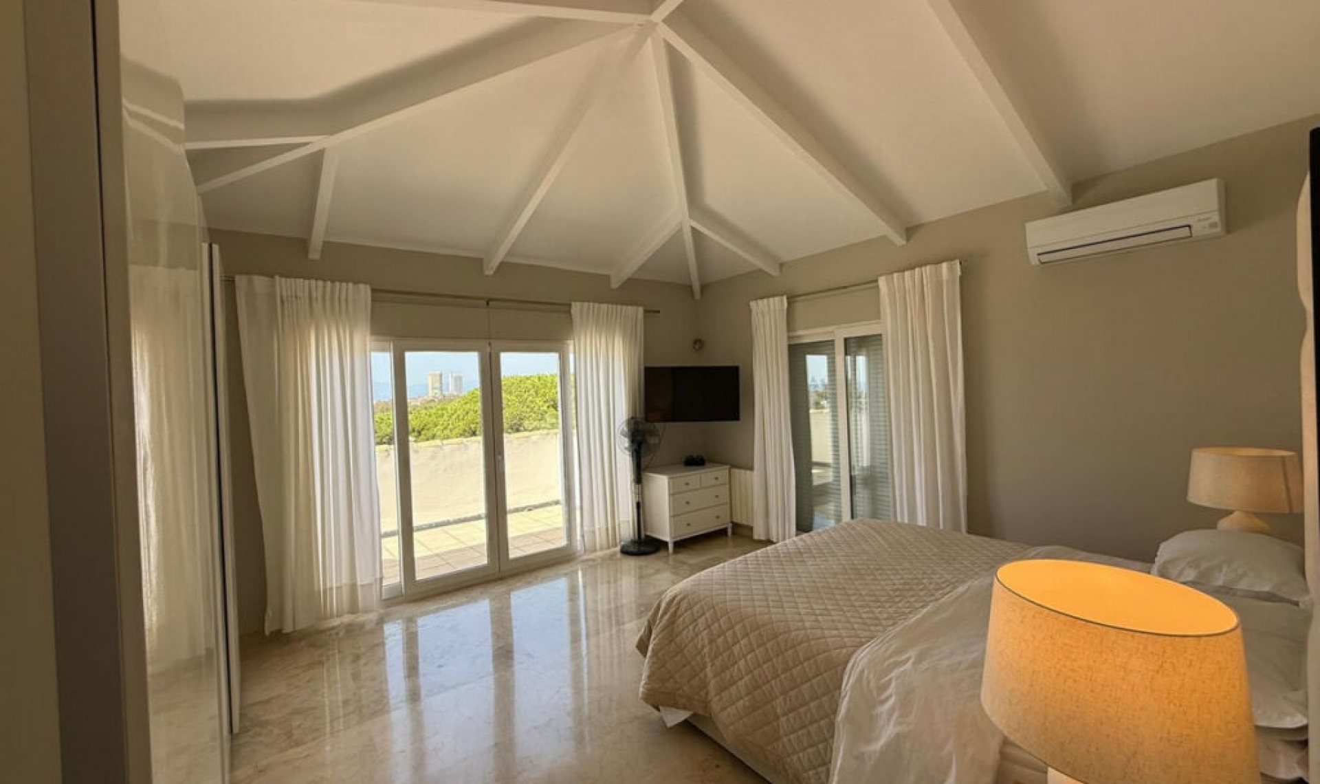 Resale - House -
Marbesa