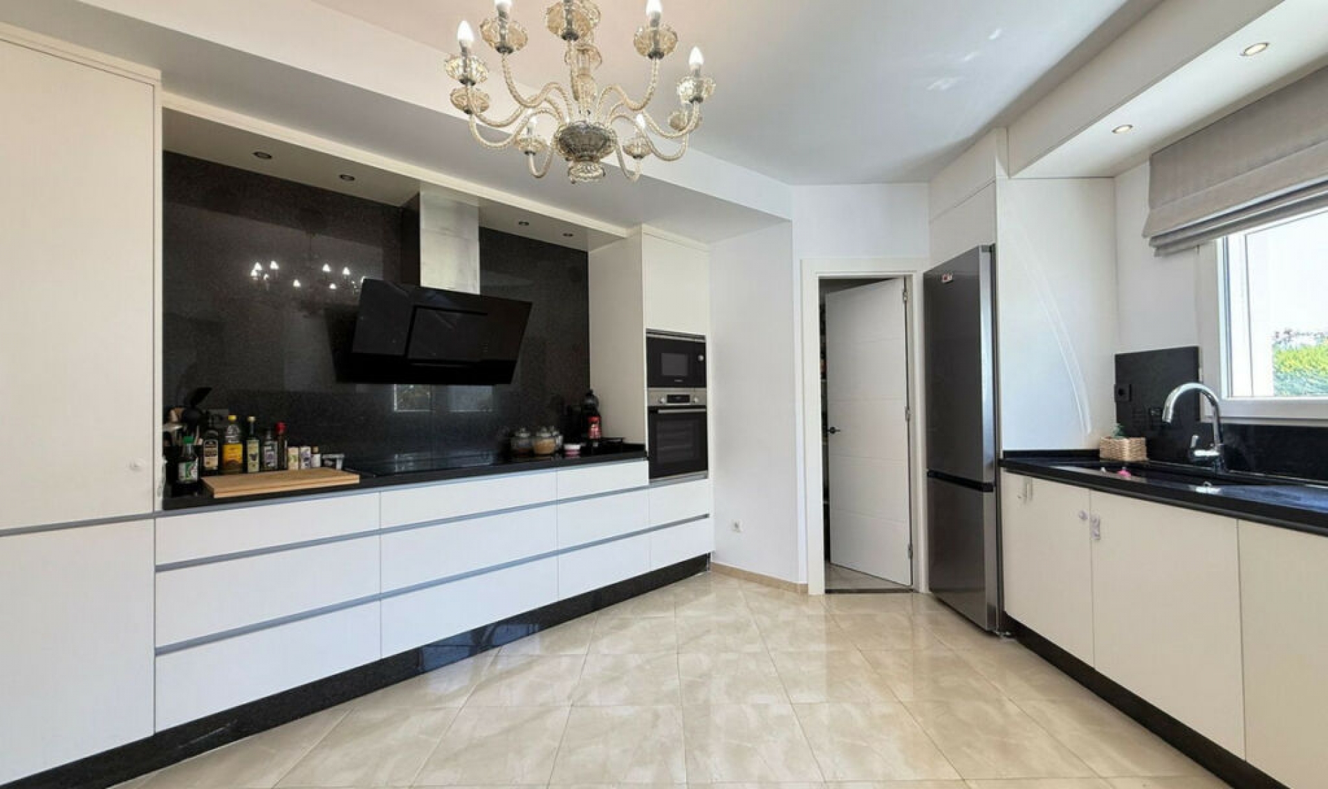 Resale - House -
Marbesa