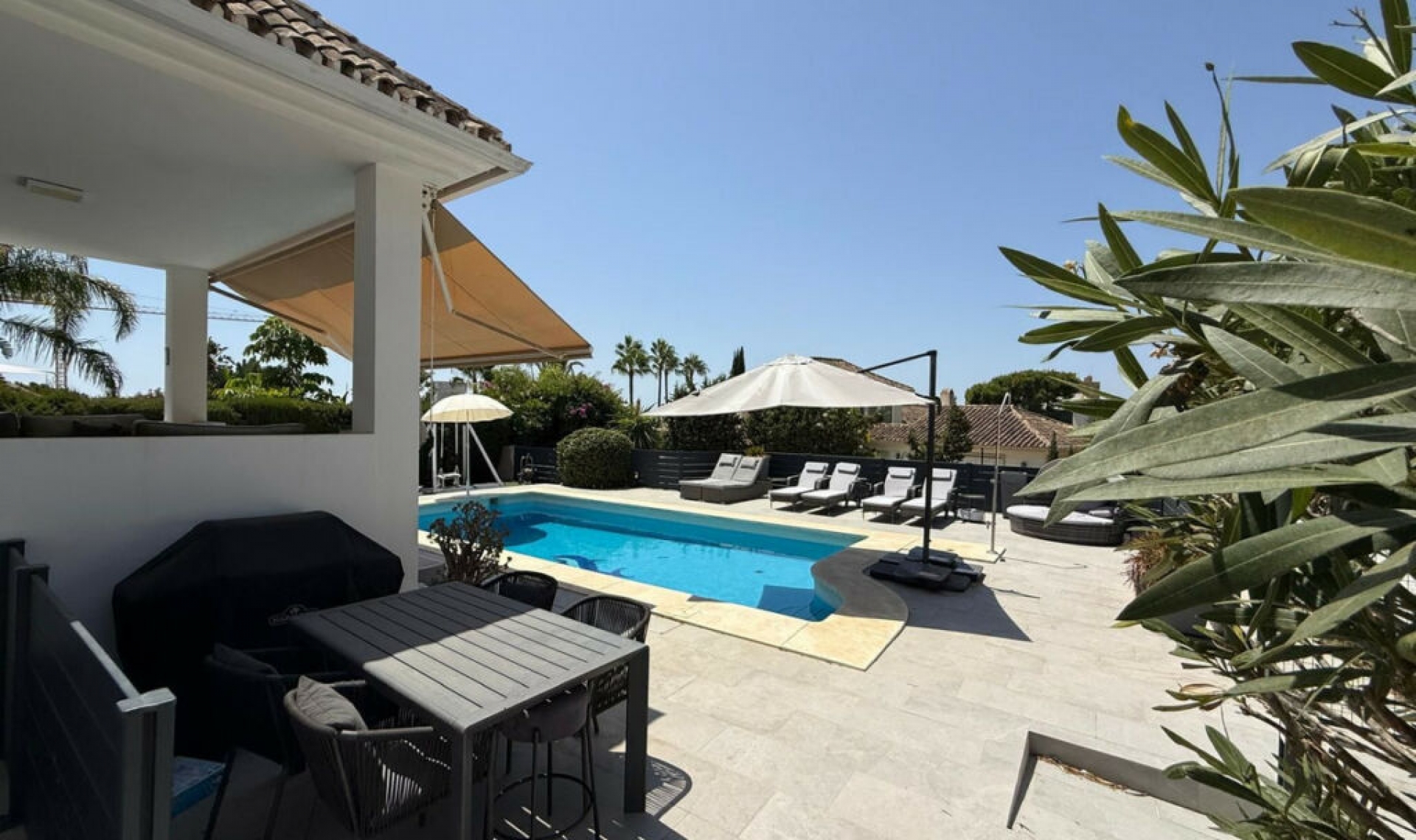 Resale - House -
Marbesa