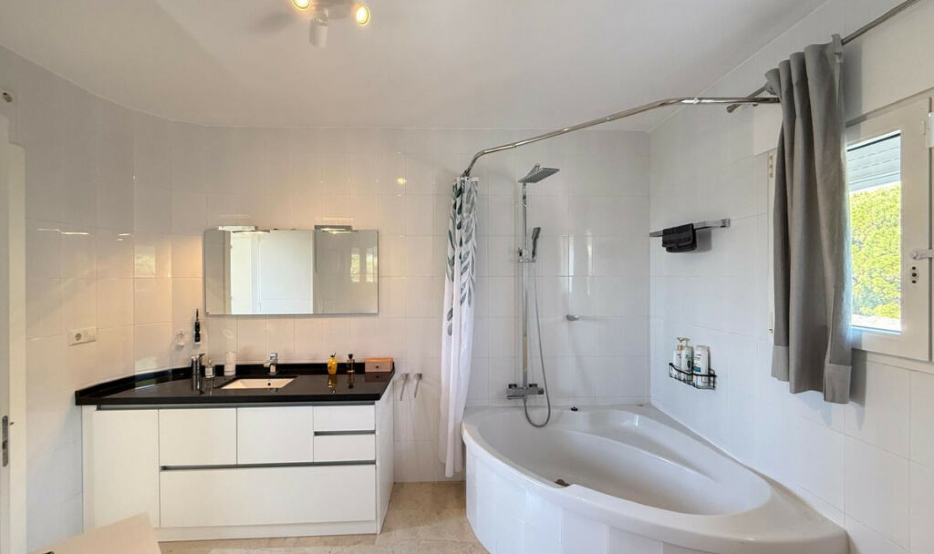 Resale - House -
Marbesa
