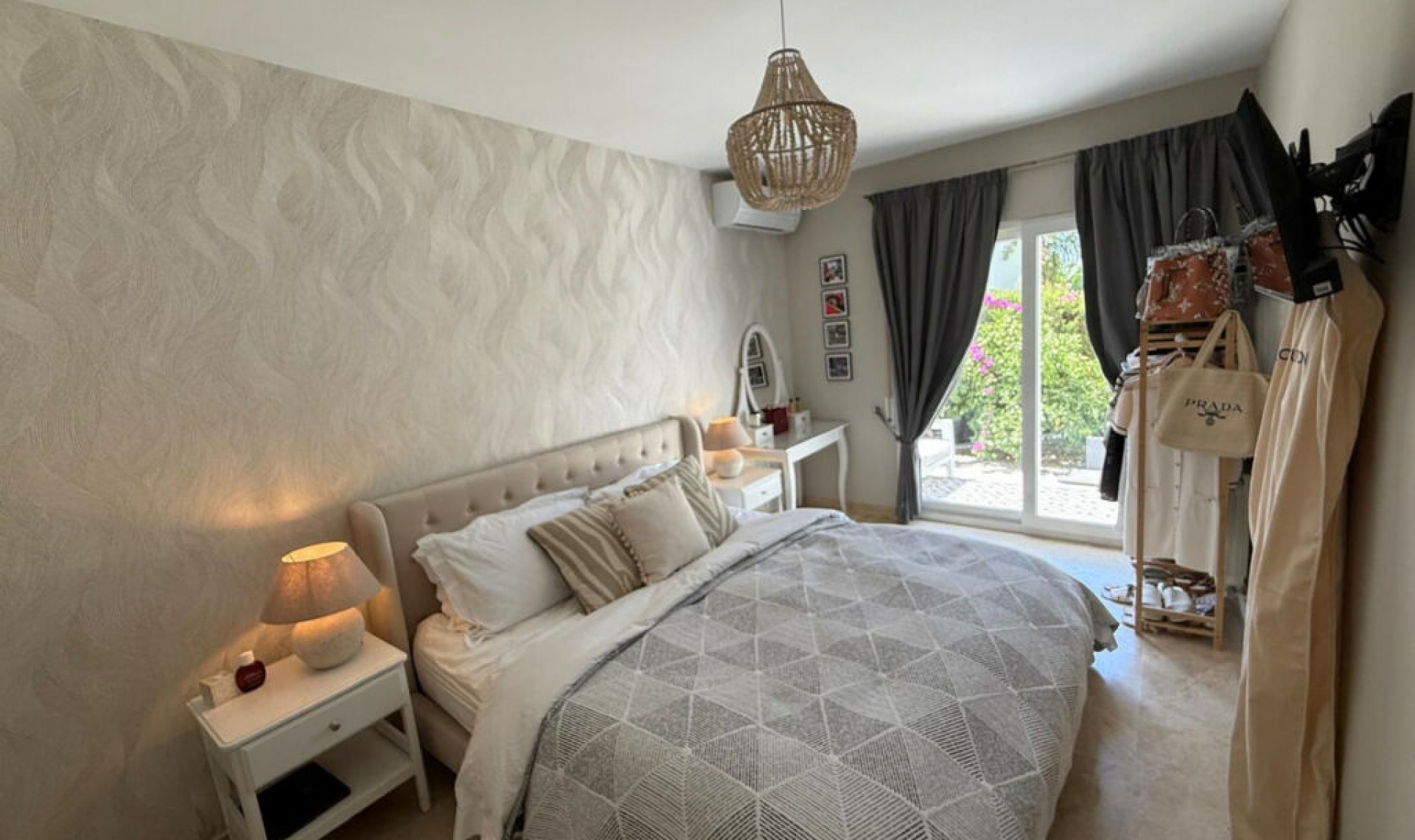 Resale - House -
Marbesa