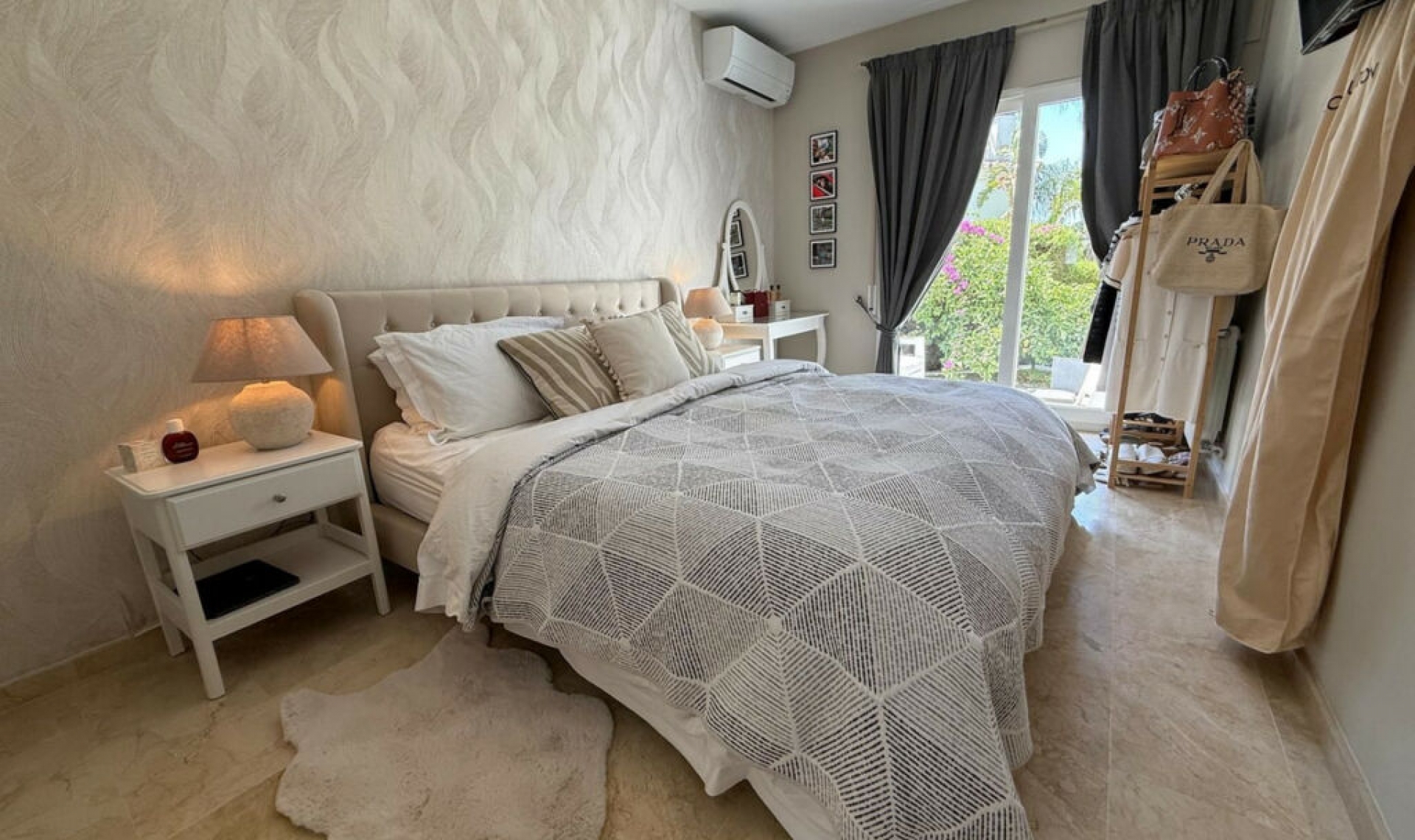 Resale - House -
Marbesa