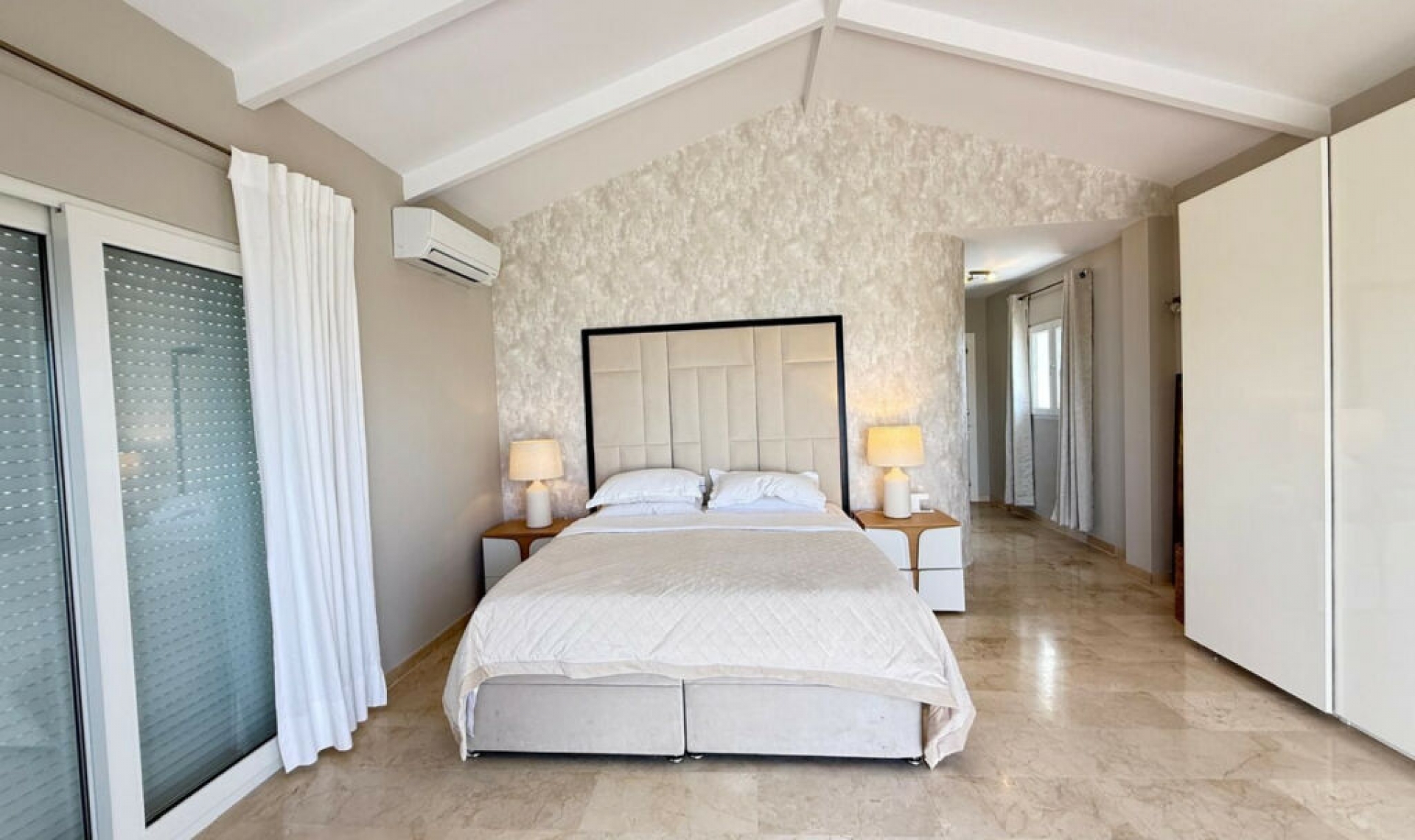 Resale - House -
Marbesa