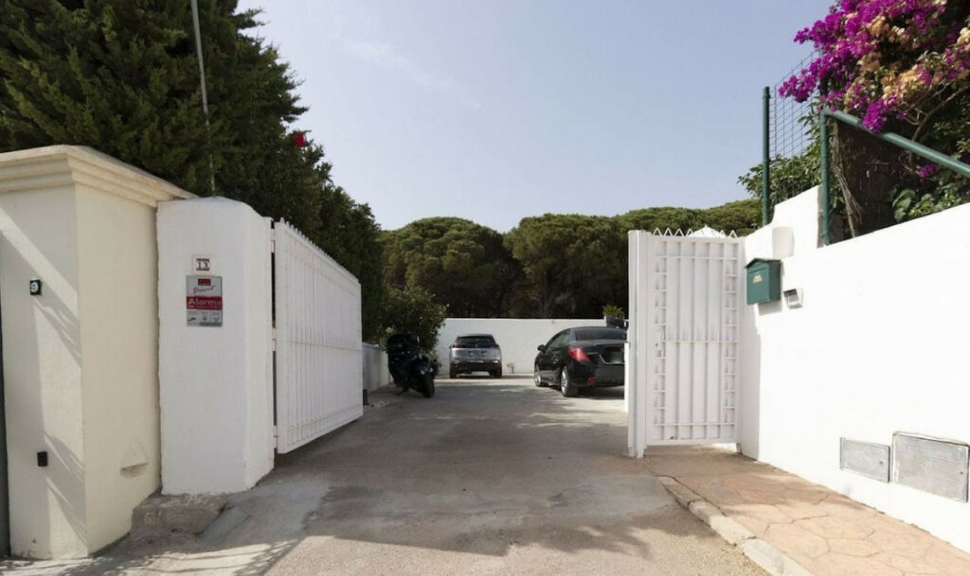 Resale - House -
Marbesa
