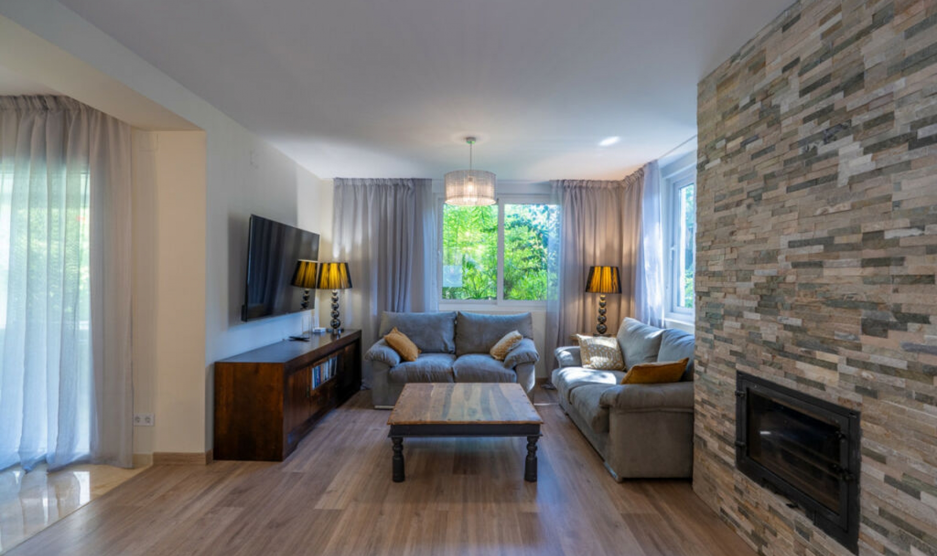 Resale - House -
Marbesa