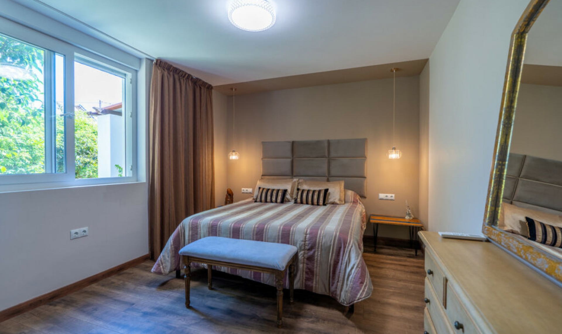 Resale - House -
Marbesa