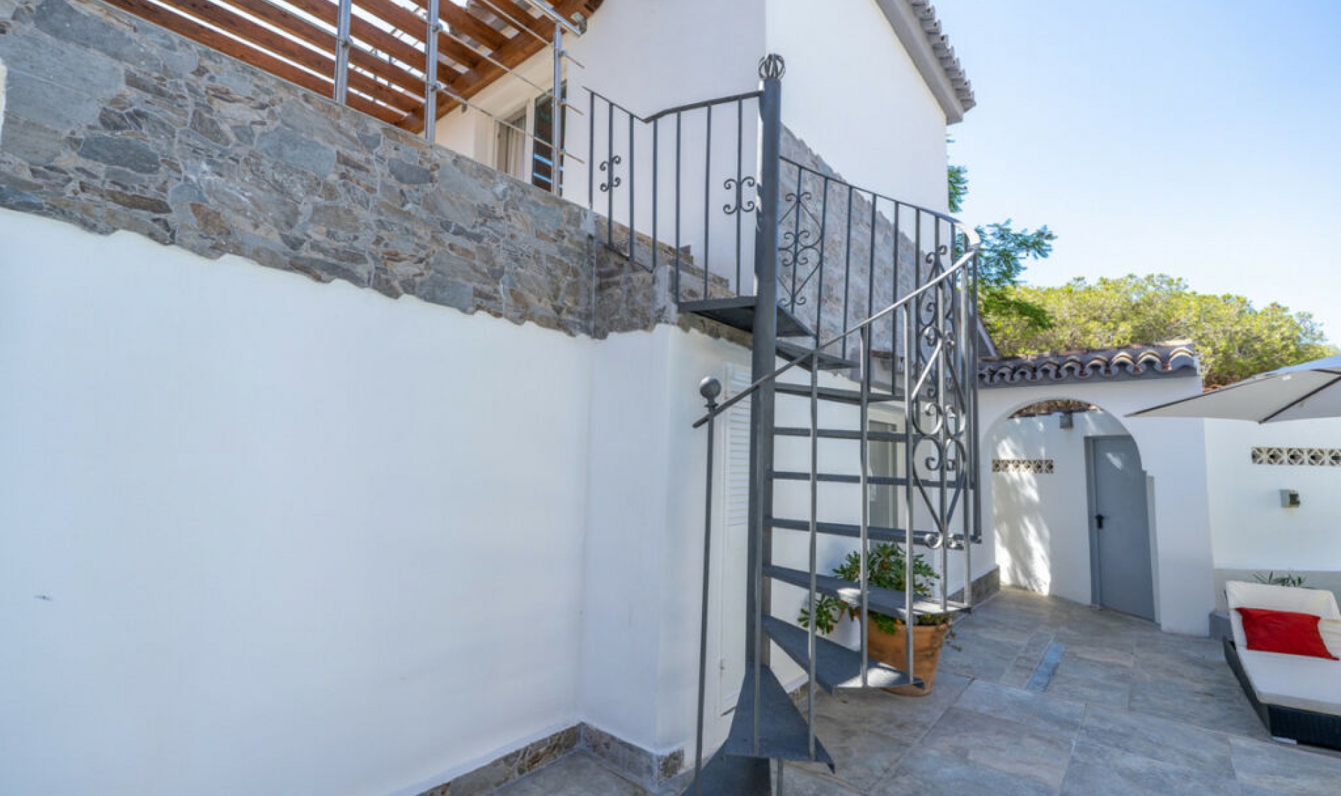 Resale - House -
Marbesa