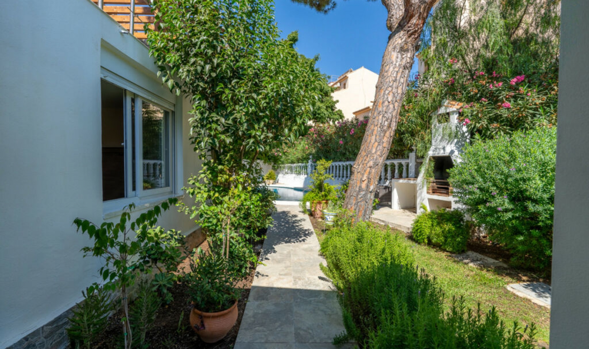 Resale - House -
Marbesa