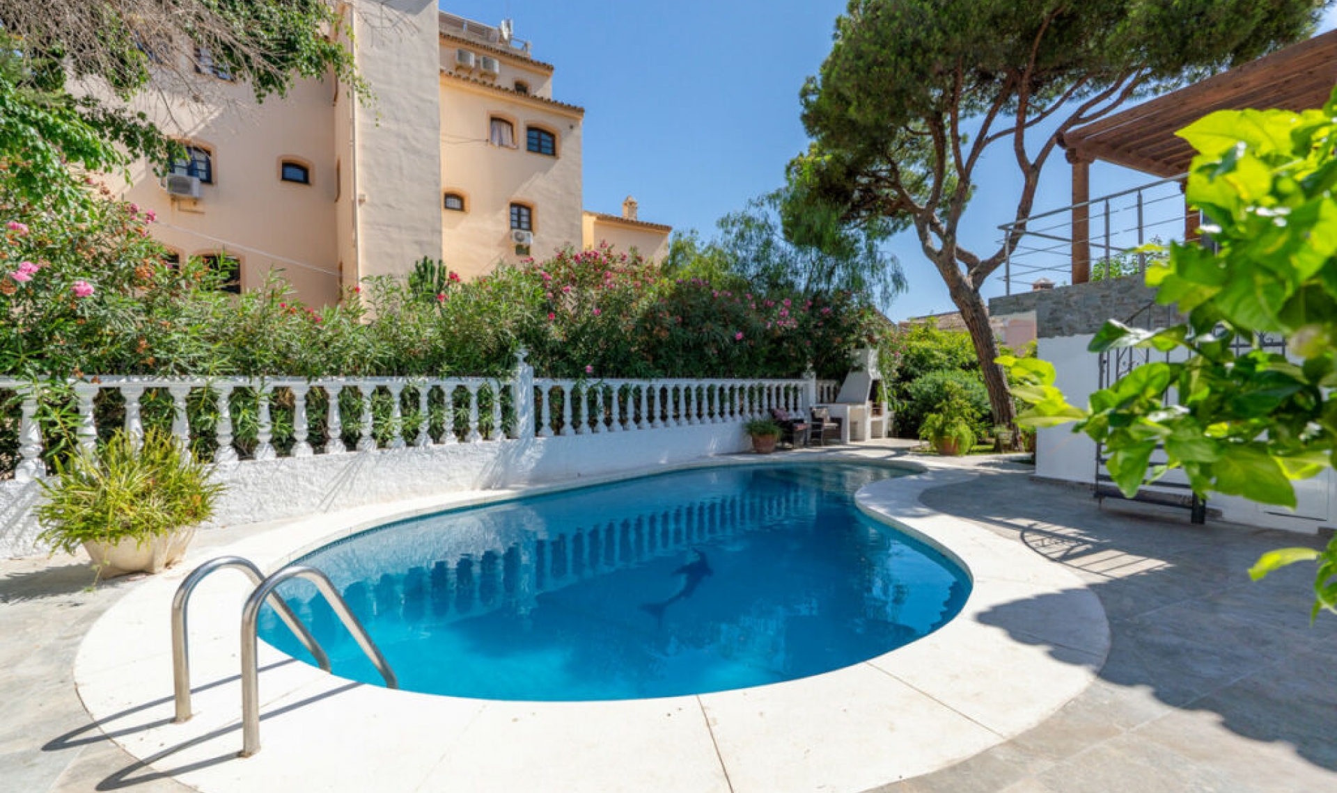 Resale - House -
Marbesa