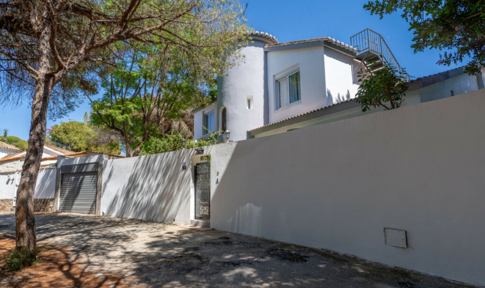 Resale - House -
Marbesa