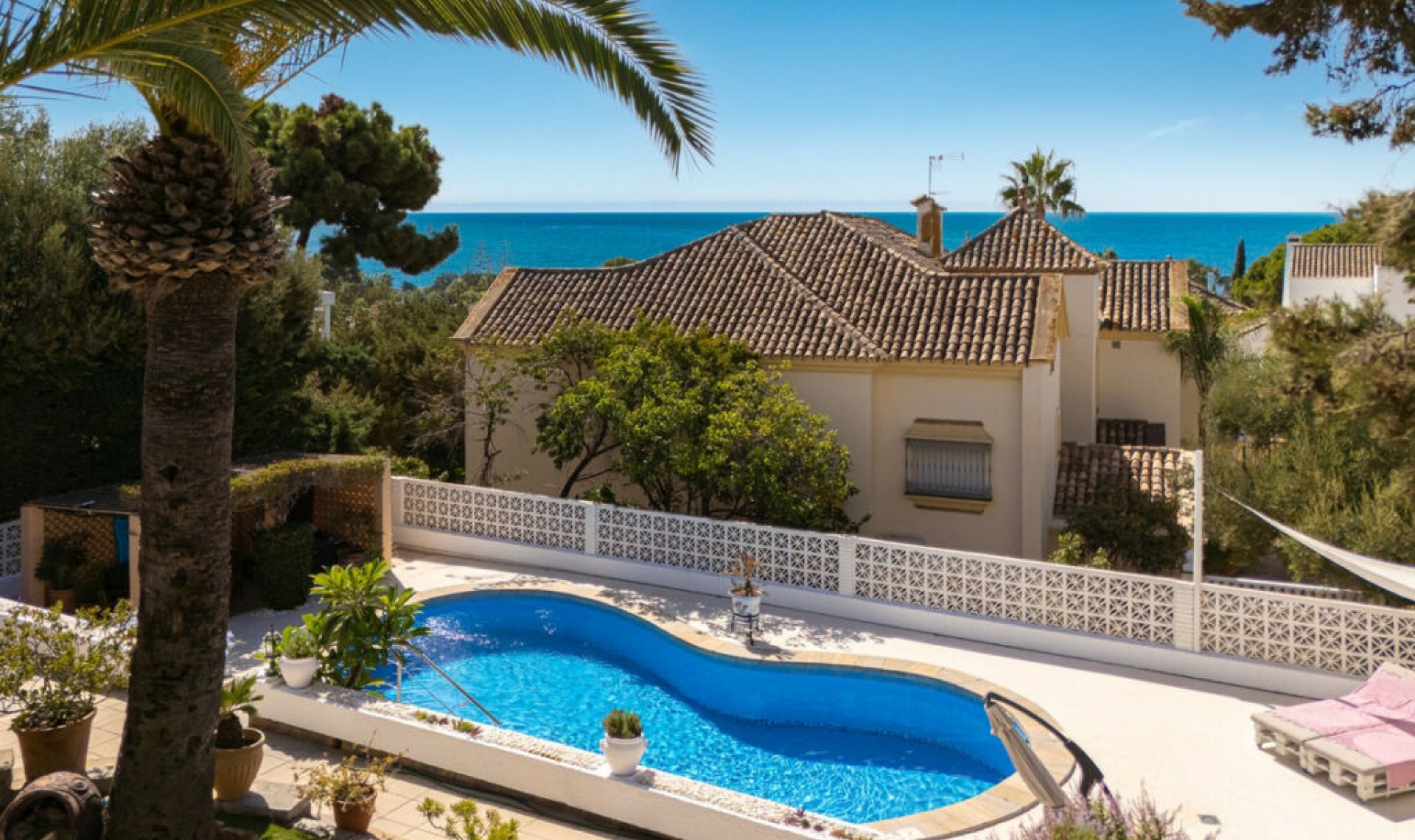 Resale - House -
Marbesa
