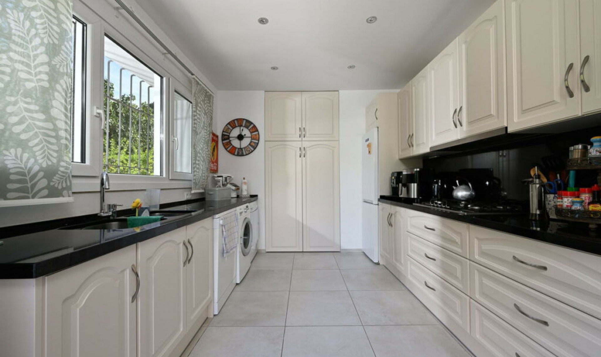 Resale - House -
Marbesa